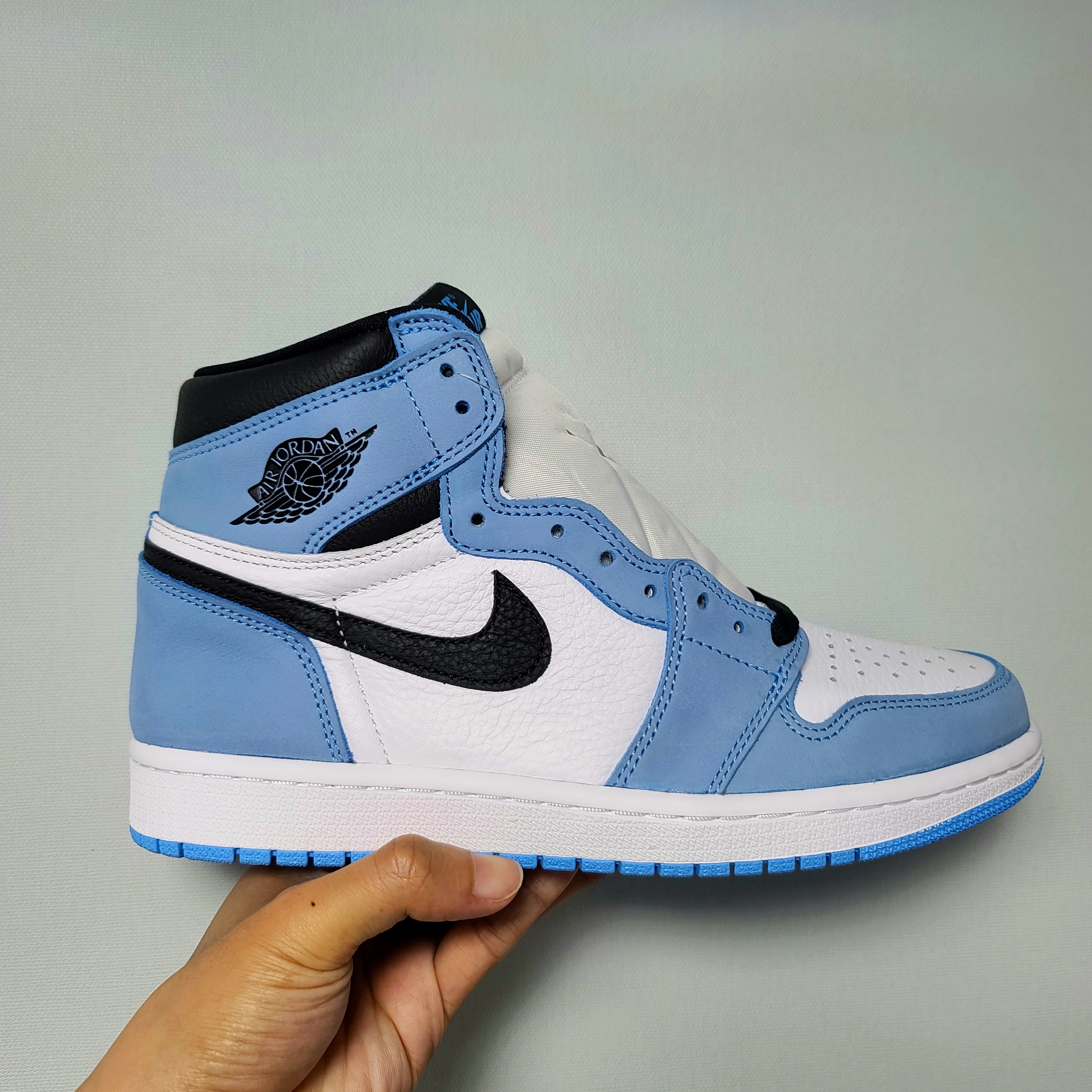 Jordan 1 Retro High OG University Blue 착용 스타일 - 2