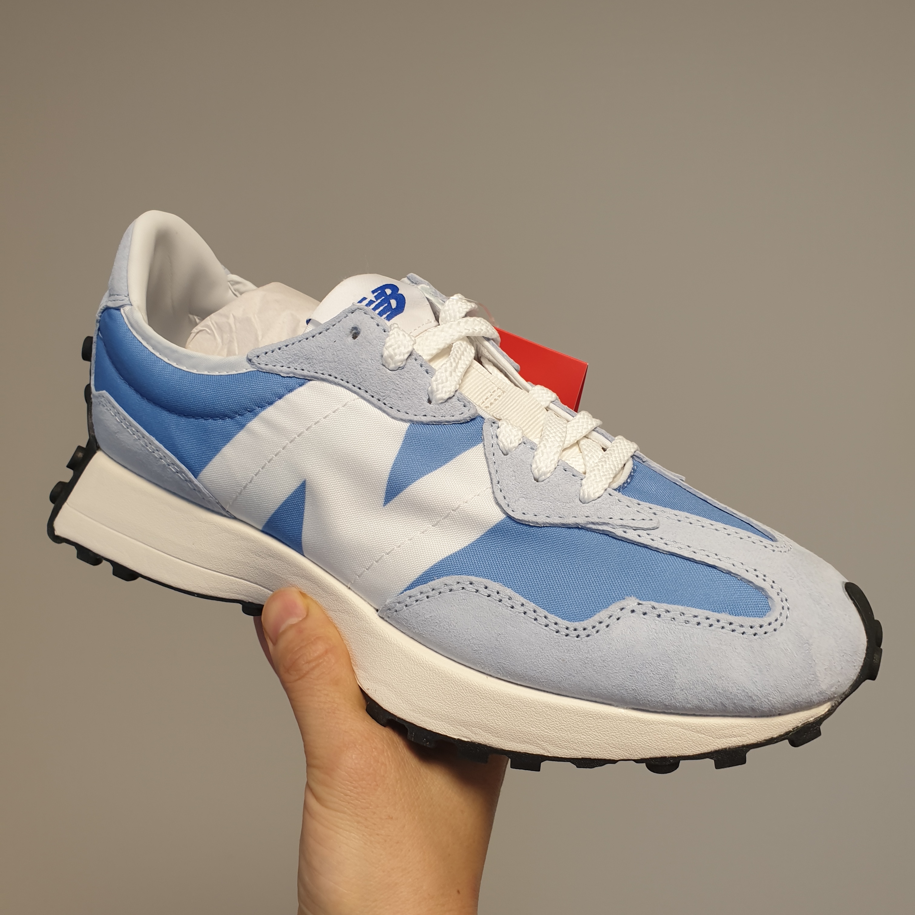 New Balance 327 Blue White 착용 스타일 - 1