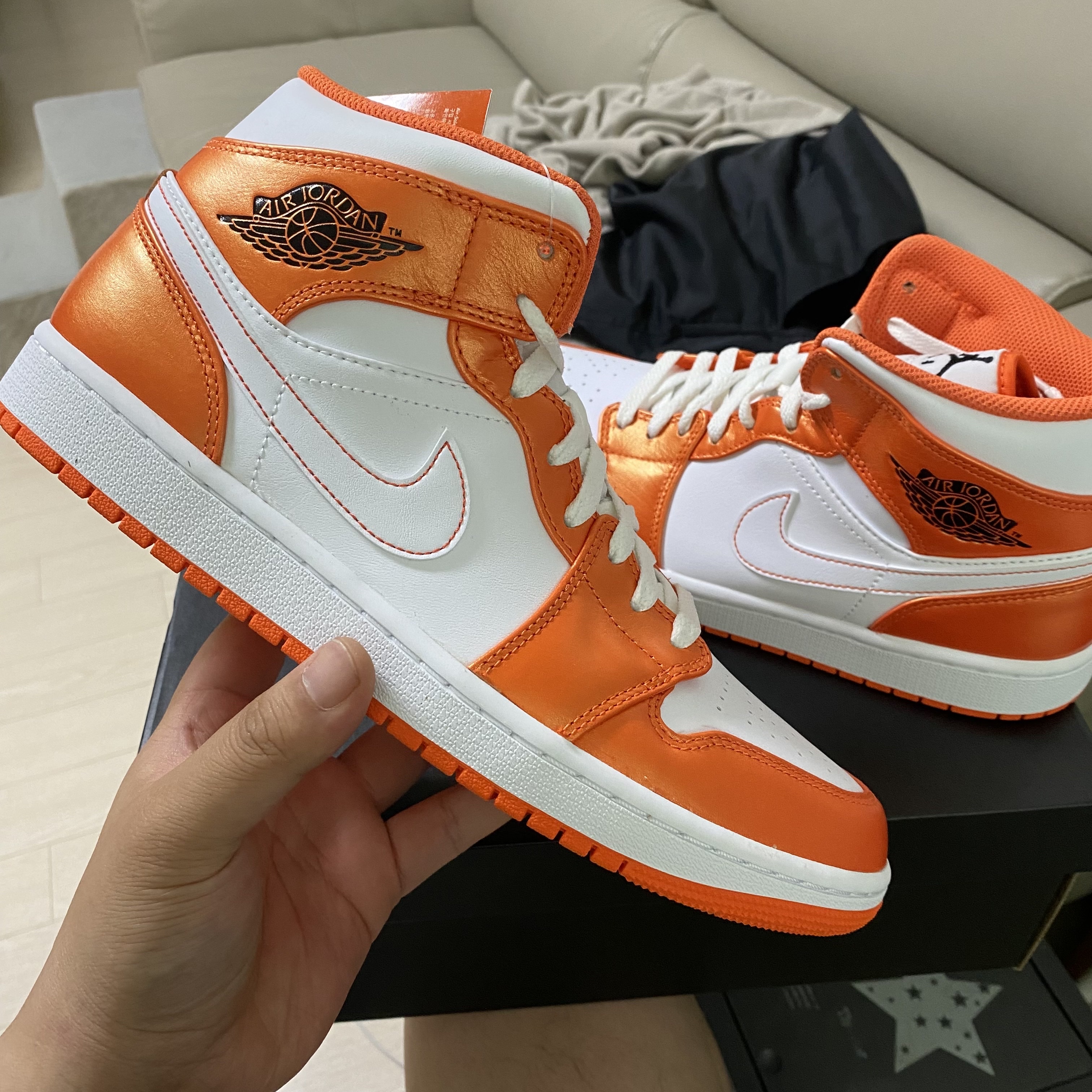 Jordan 1 Mid SE Electro Orange 착용 스타일