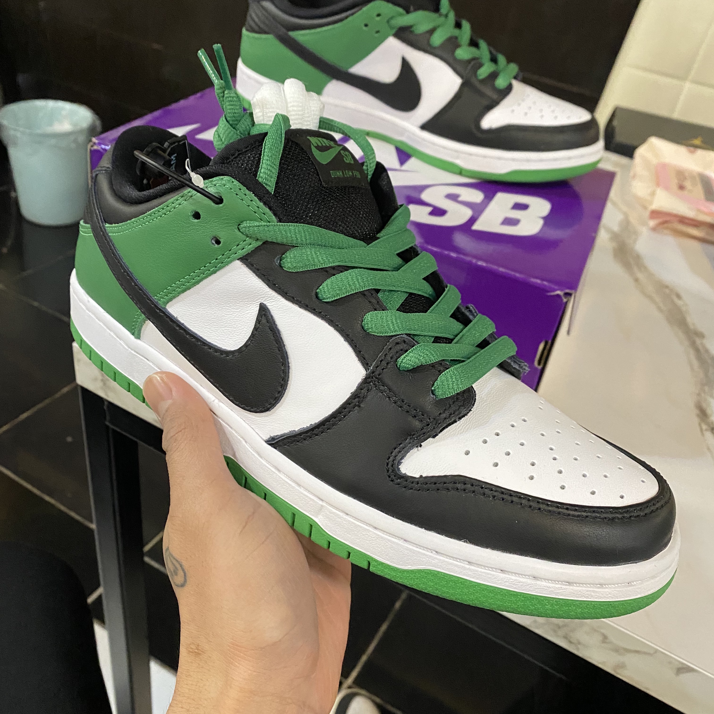 Nike SB Dunk Low Pro Black and Classic Green 착용 스타일 - 1