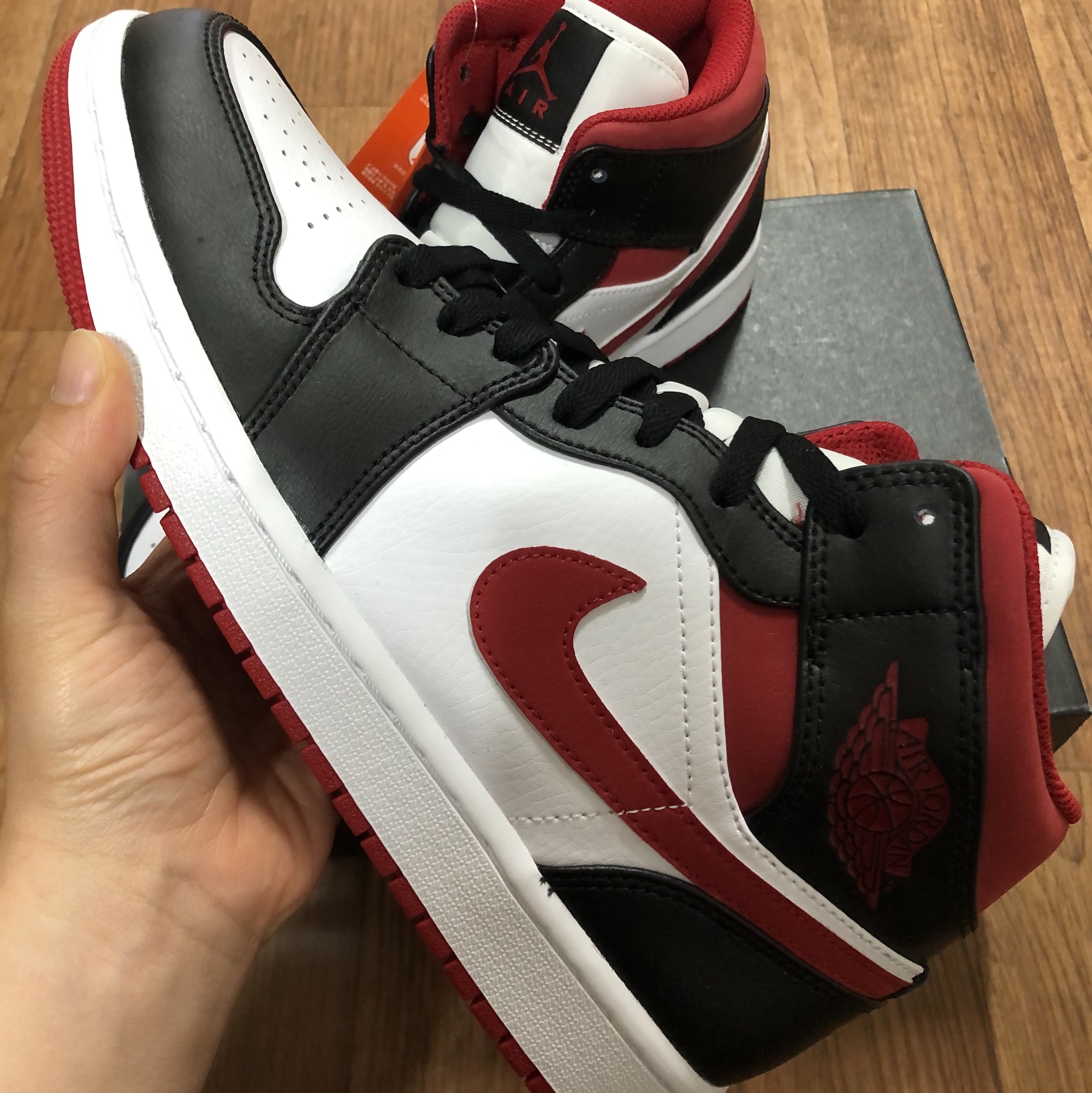 Jordan 1 Mid Gym Red Black White 착용 스타일 - 2