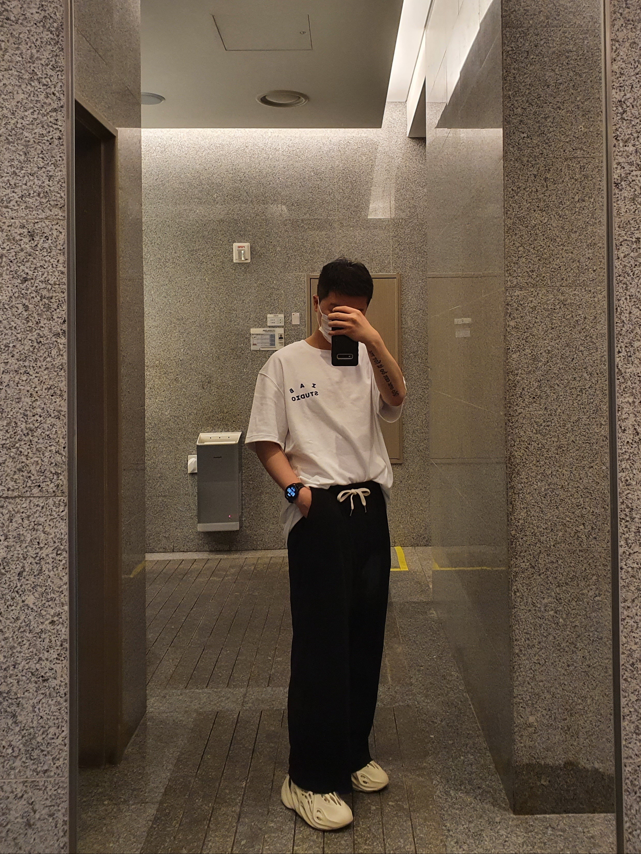IAB Studio T-Shirt White, Adidas Yeezy Foam RNNR Sand 착용 스타일
