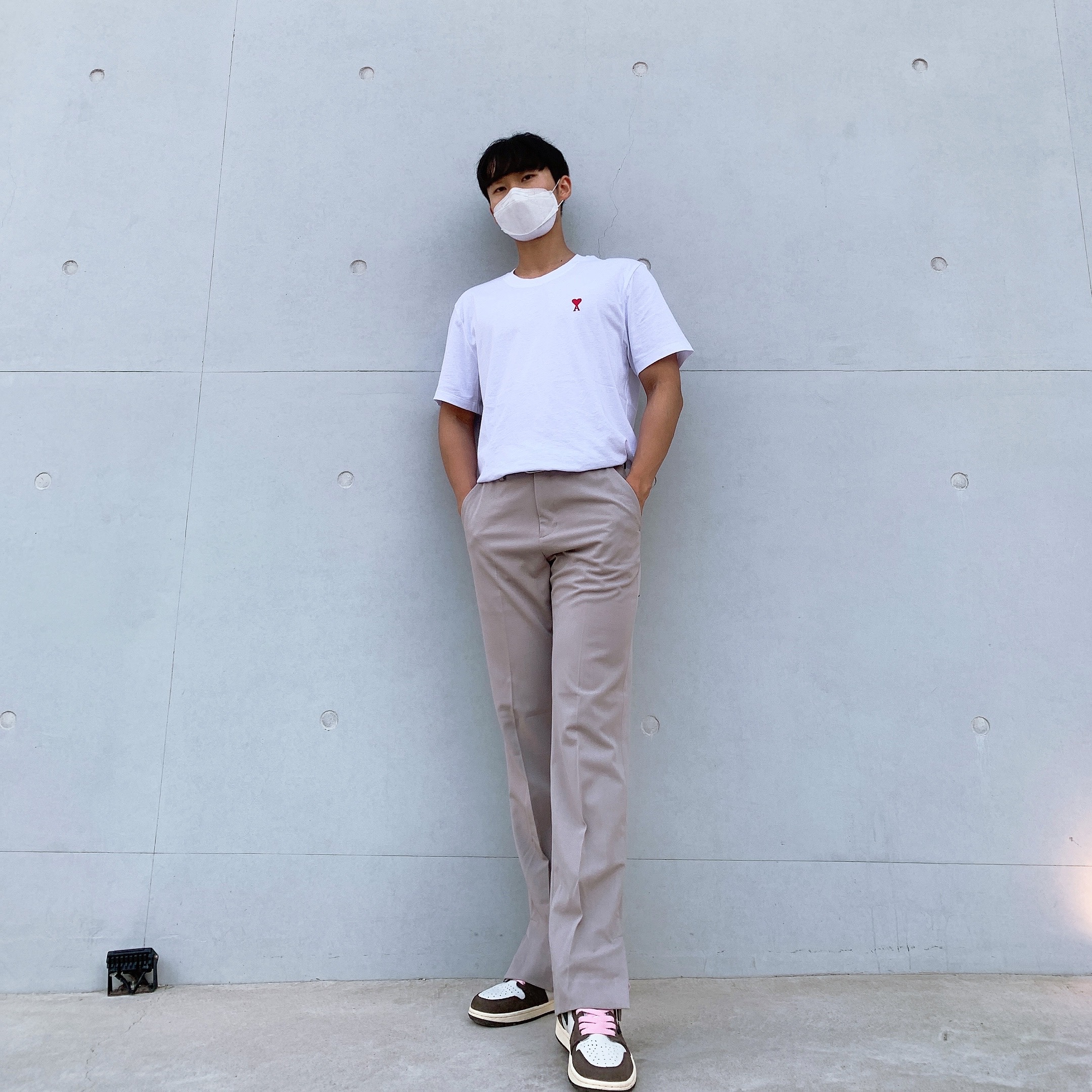 Jordan 1 x Travis Scott Retro High OG SP Mocha, AMI de Coeur T-Shirt White Blanc 착용 스타일