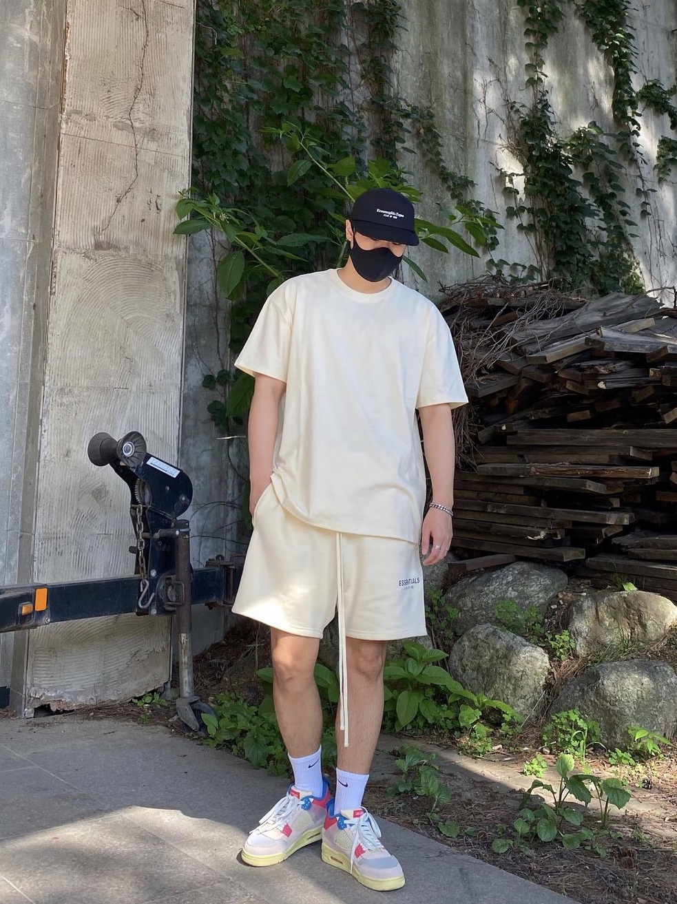 Essentials T-Shirt Cream - 21SS, Essentials Fleece Shorts Buttercream - 20SS 착용 스타일 - 1