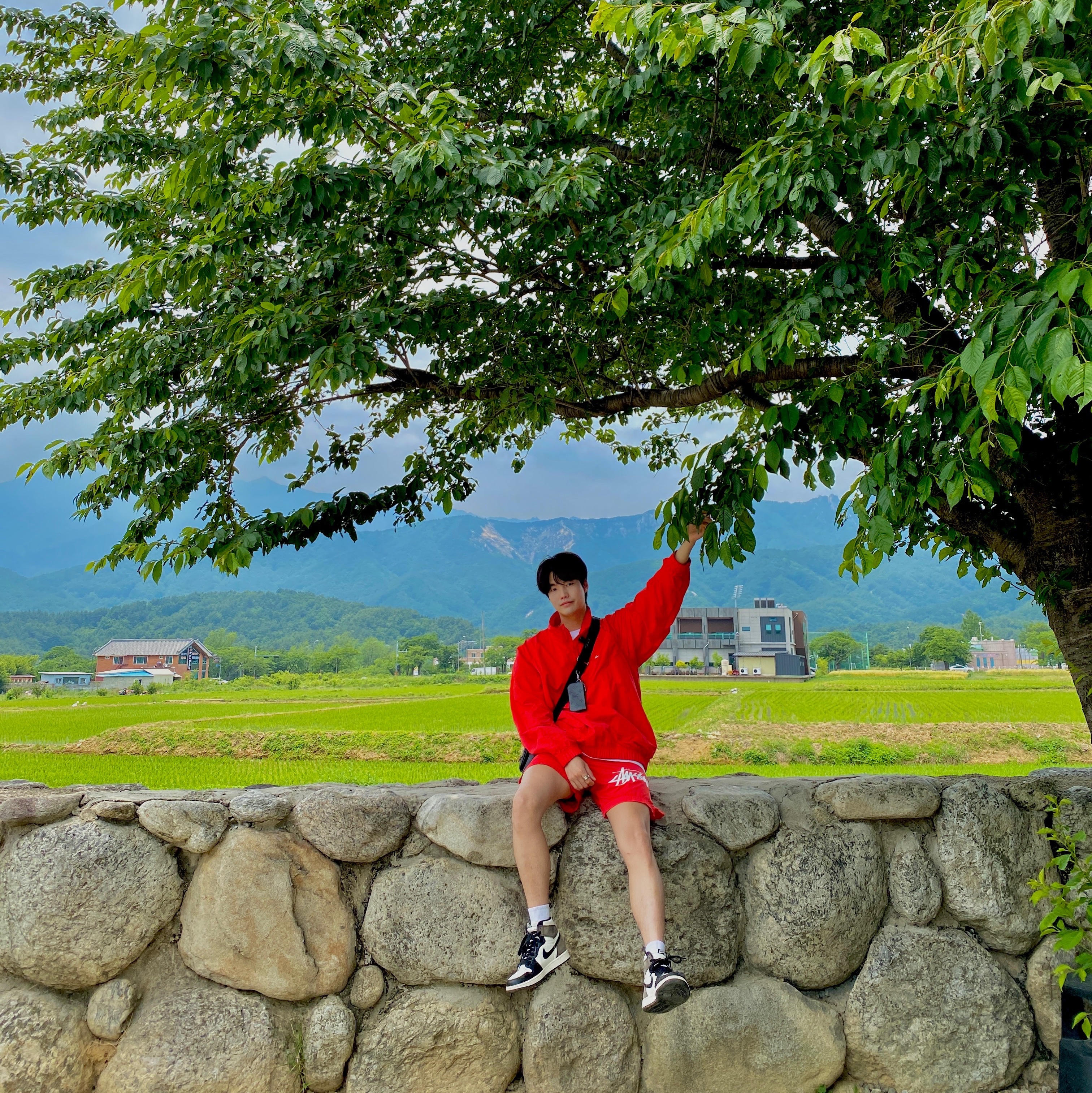 Nike x Stussy Windrunner Jacket Habanero Red, Jordan 1 Retro High OG Black Mocha 착용 스타일 - 2