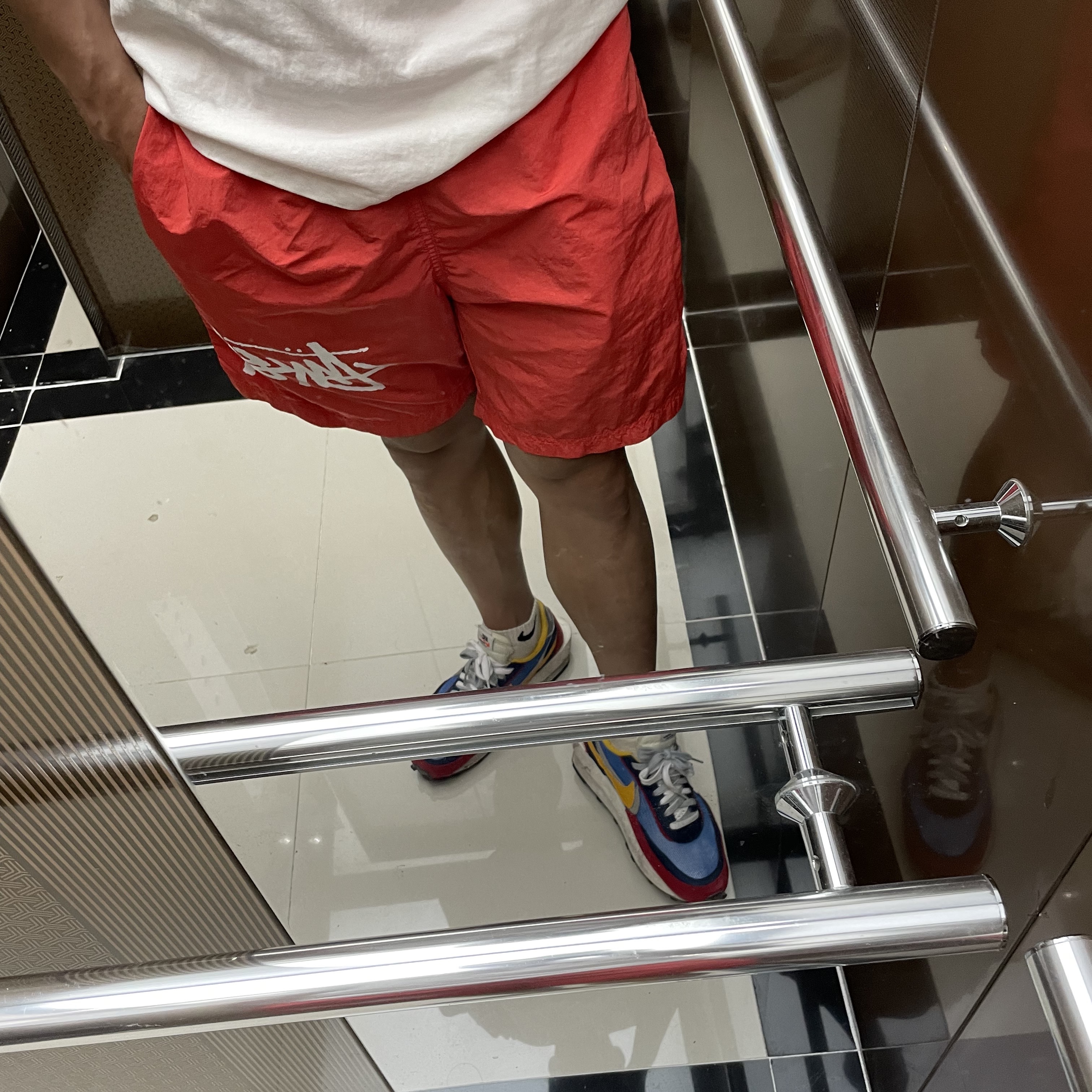 Nike x Sacai LDWaffle Blue Multi, Nike x Stussy Water Shorts Habanero Red 착용 스타일 - 1