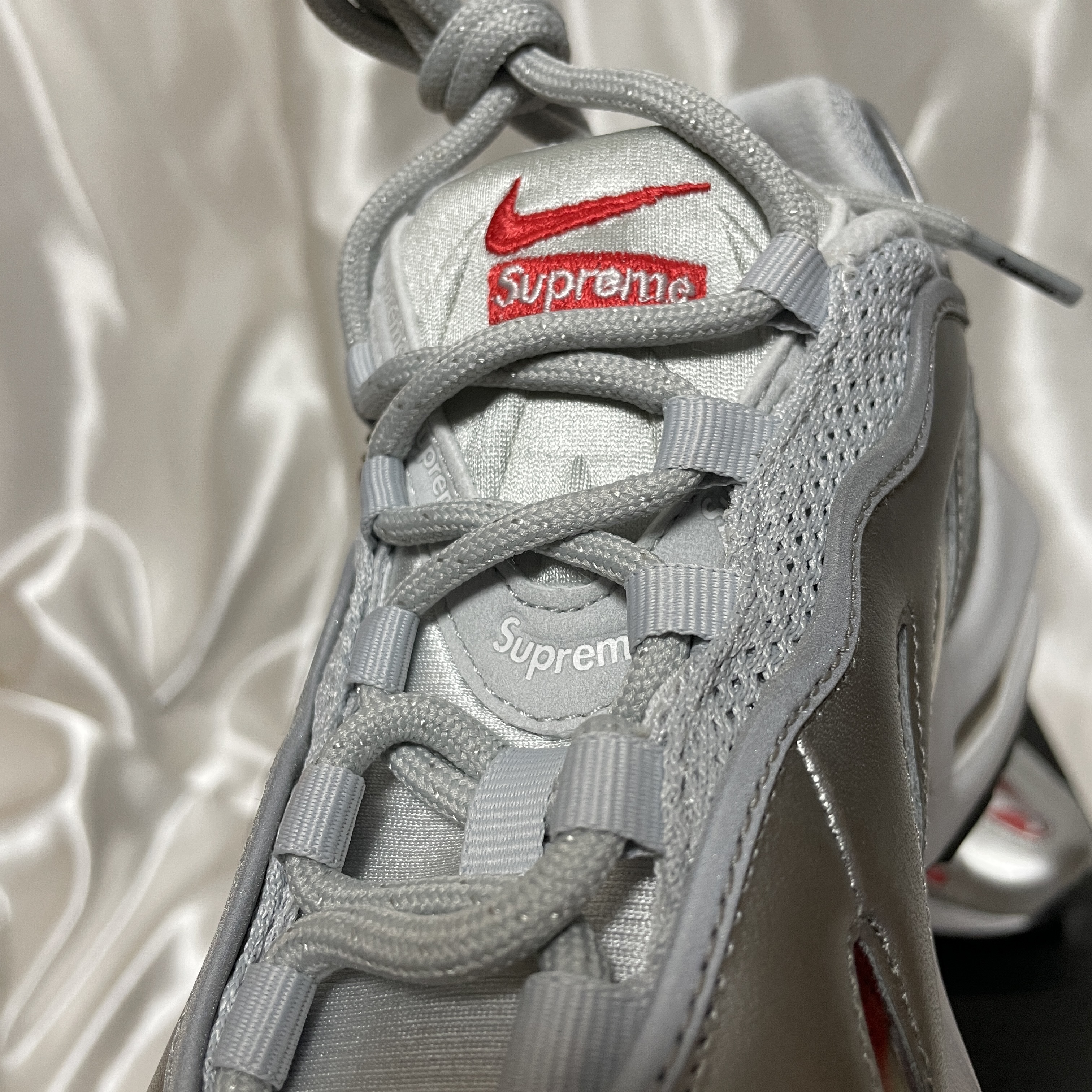 Nike x Supreme Air Max 96 Metallic Silver 착용 스타일 - 4