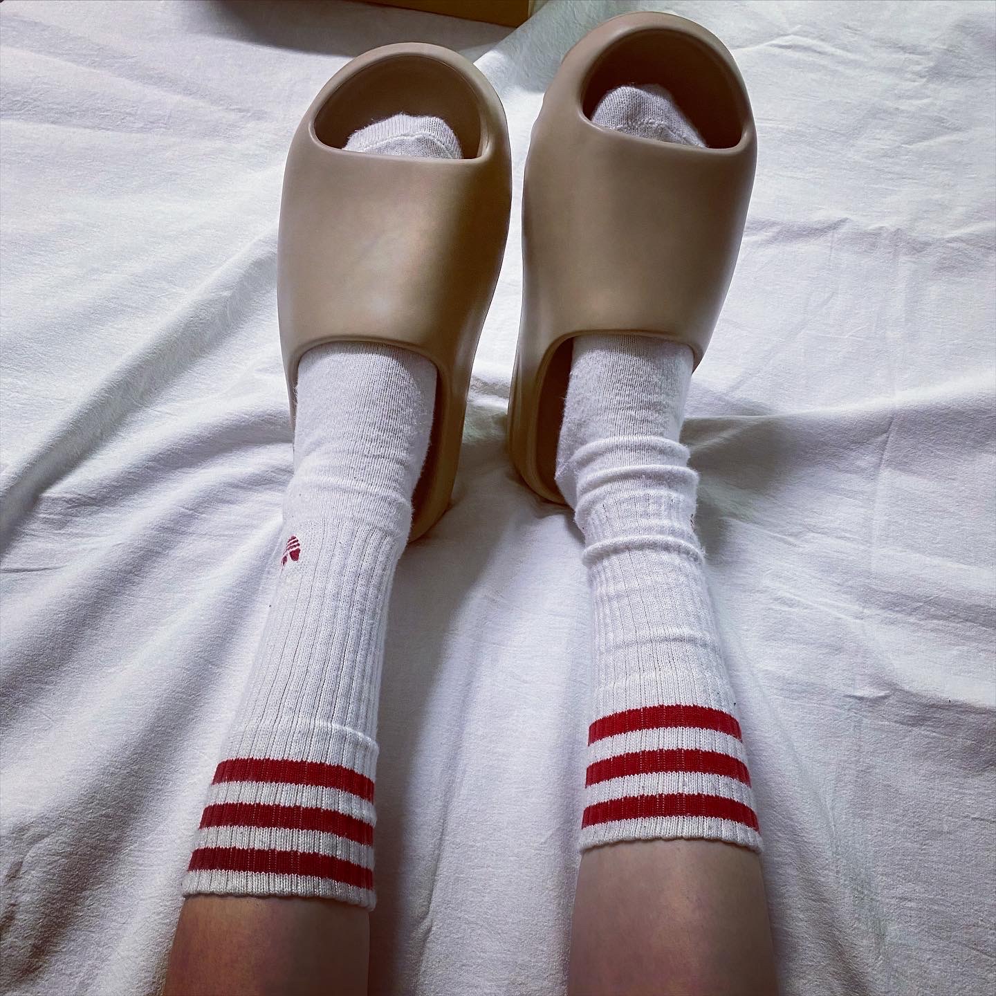 Adidas Yeezy Slide Pure 착용 스타일 - 1