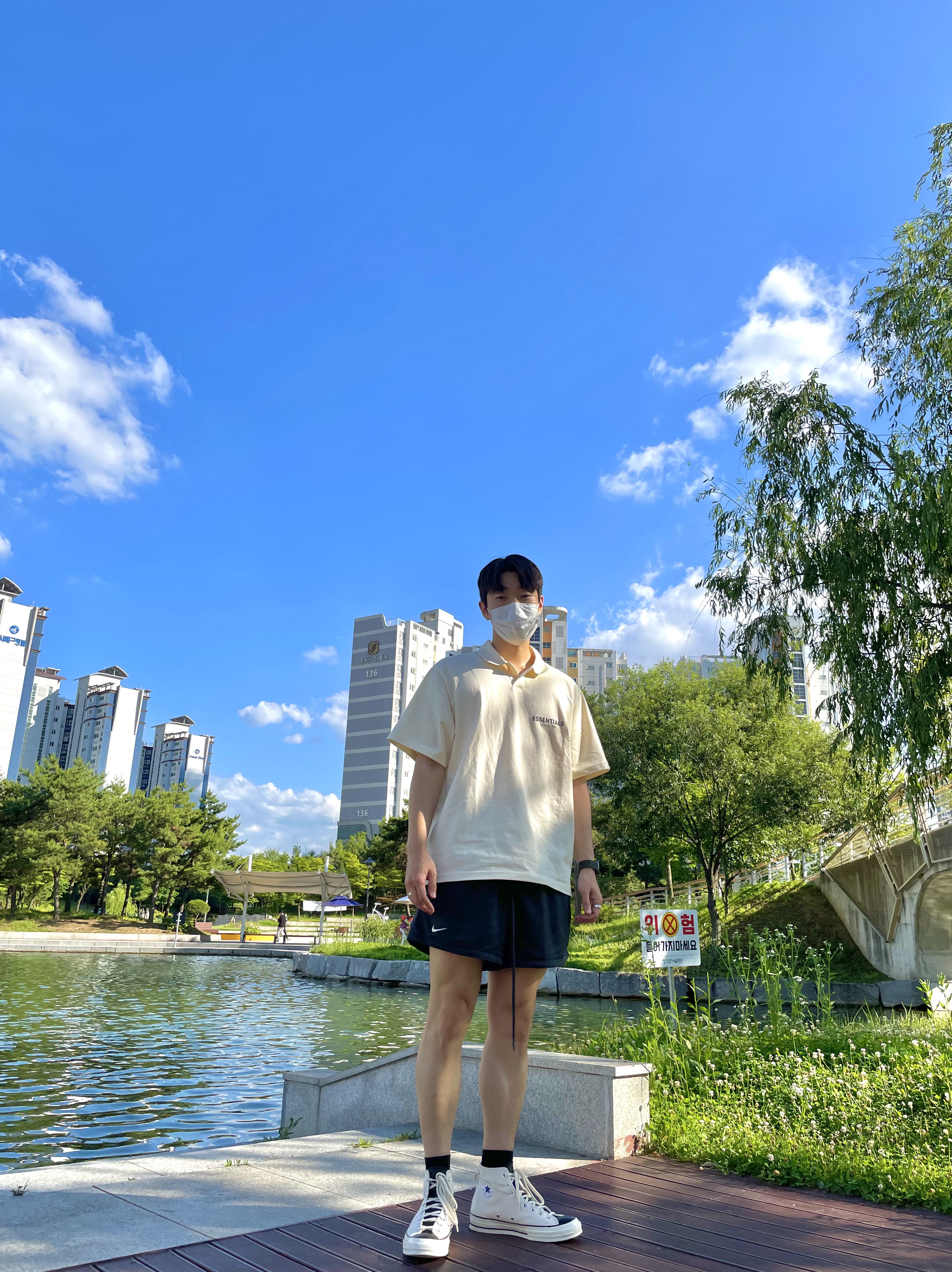 Converse x Fear of God Essentials Chuck 70 Hi Natural 2020, Nike x Fear of God Basketball Shorts Off Noir 착용 스타일 - 2