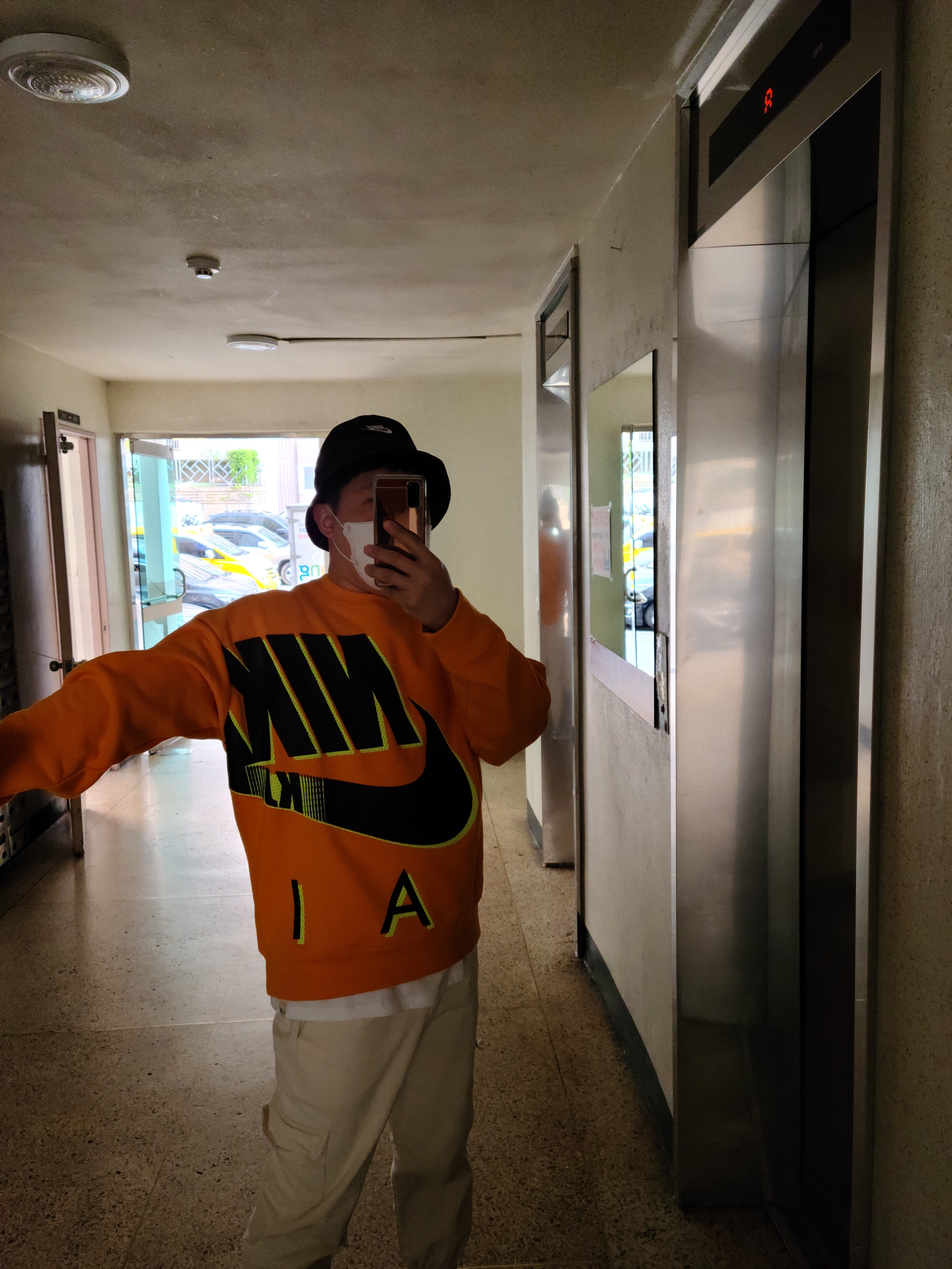 Nike Bucket Futura Tie-Dye Black, Nike x Kim Jones Fleece Crew Circuit Orange - US/EU 착용 스타일