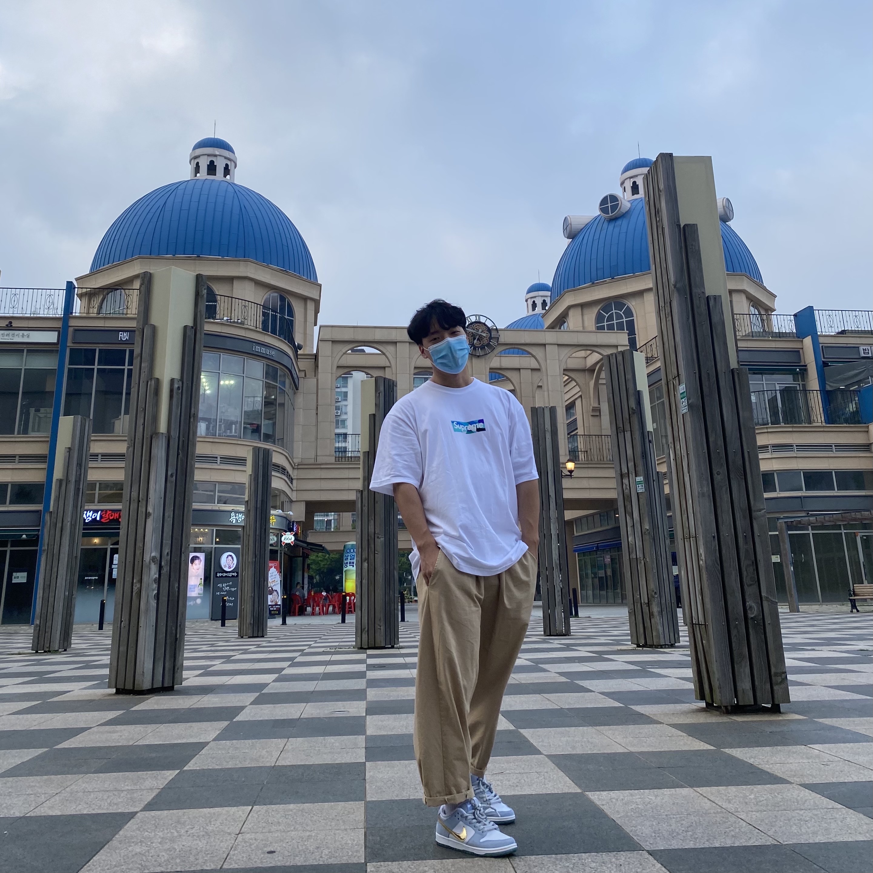 Nike x Sean Cliver SB Dunk Low Holiday Special, Supreme x Emilio Pucci Box Logo T-Shirt White Blue - 21SS 착용 스타일