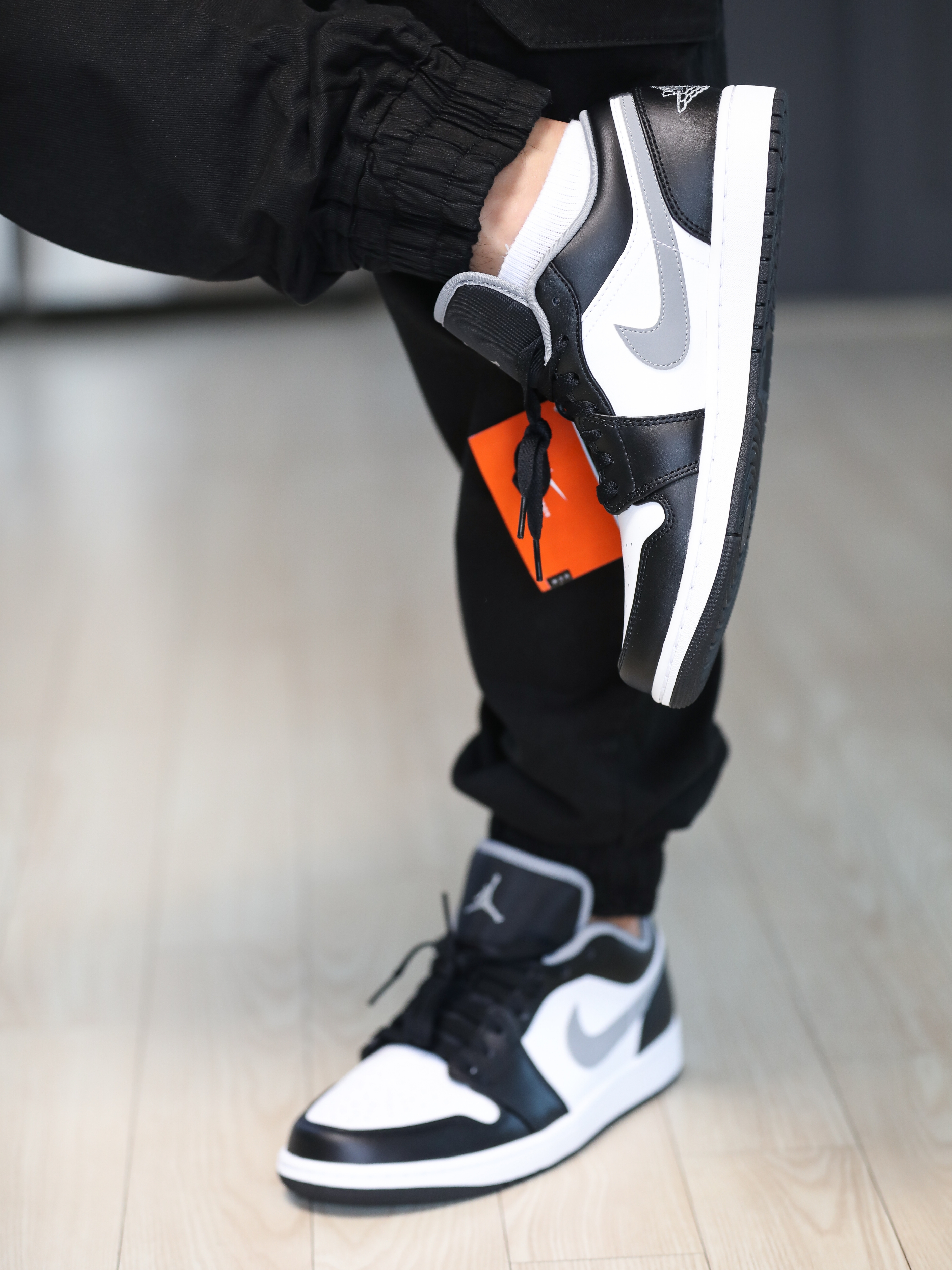 Jordan 1 Low Black Particle Grey 착용 스타일 - 2