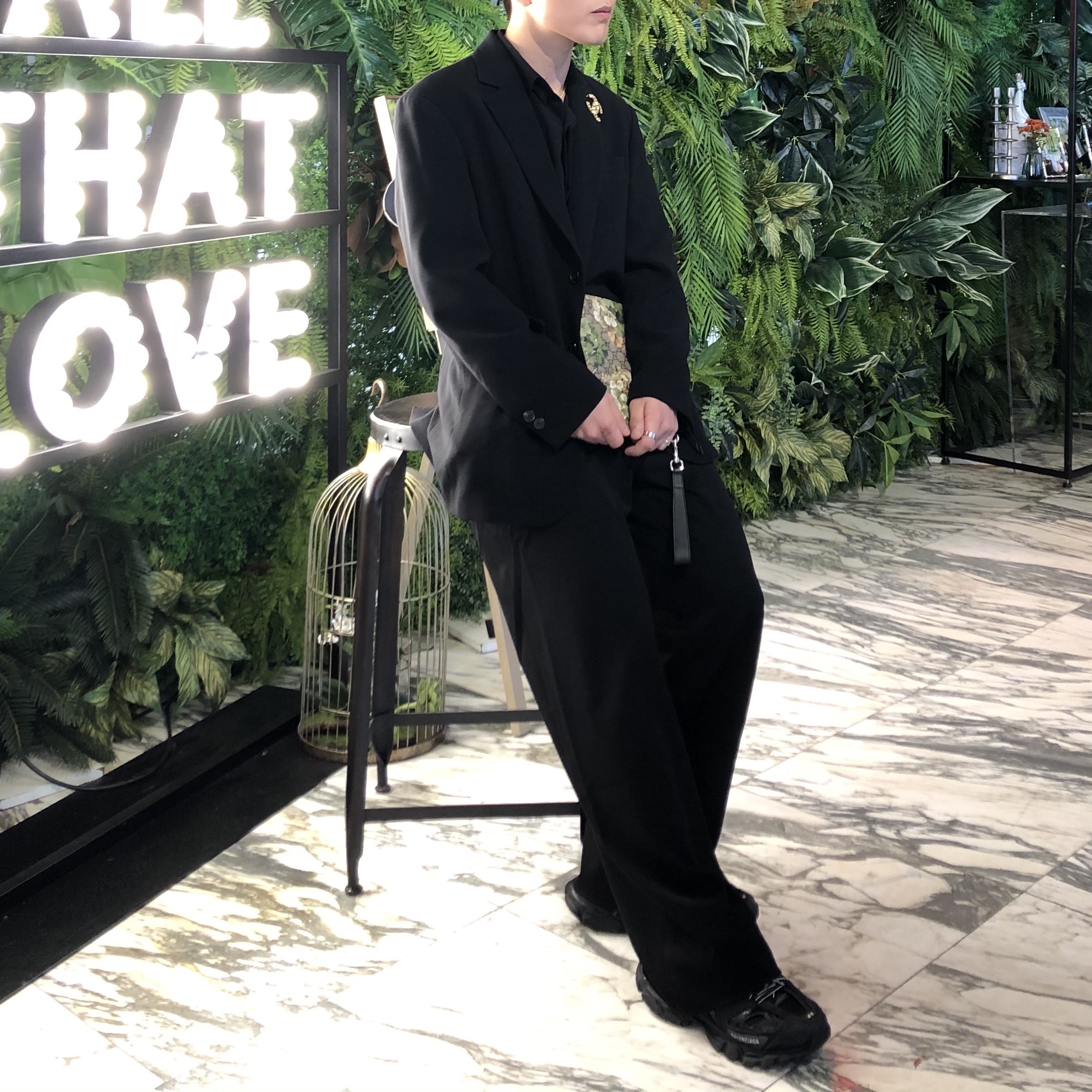 (W) Balenciaga Track Sneakers Triple Black 착용 스타일 - 1
