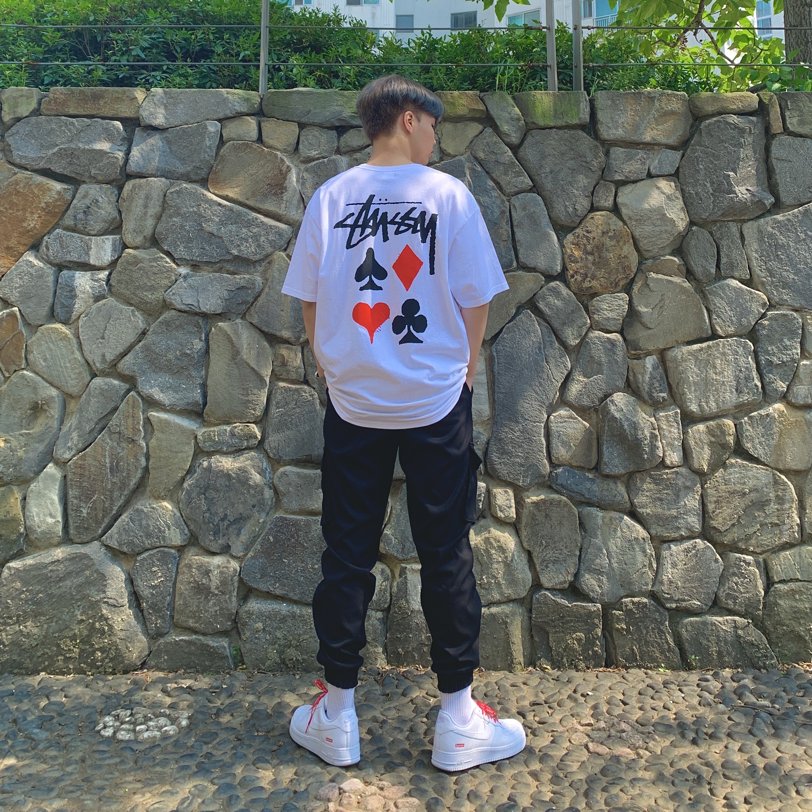 Nike x Supreme Air Force 1 Low White, Stussy Full Deck 2 T-Shirt White 착용 스타일 - 1