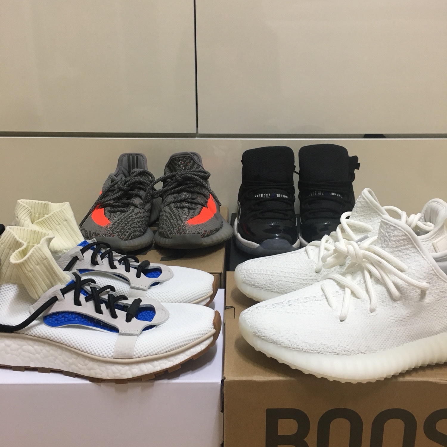 Adidas Yeezy Boost 350 V2 Cream/Triple White 착용 스타일 - 2