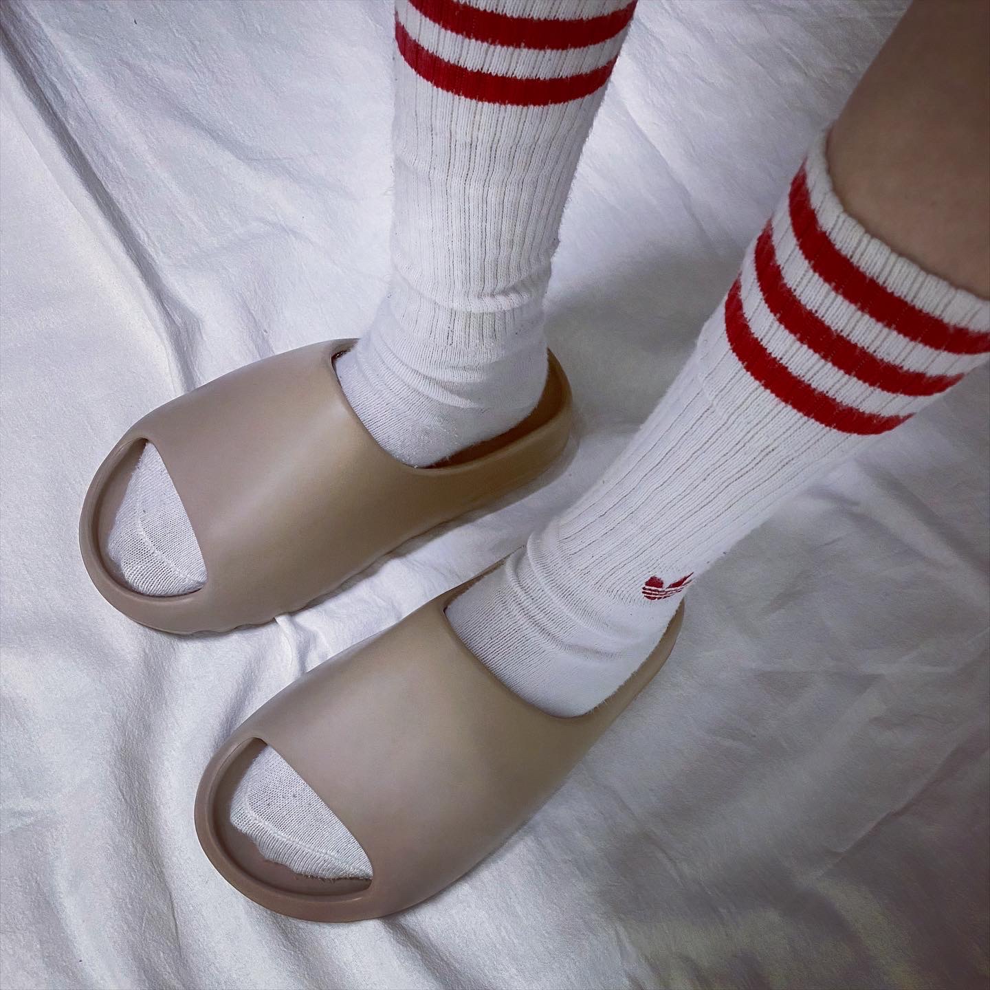 Adidas Yeezy Slide Pure 착용 스타일 - 2