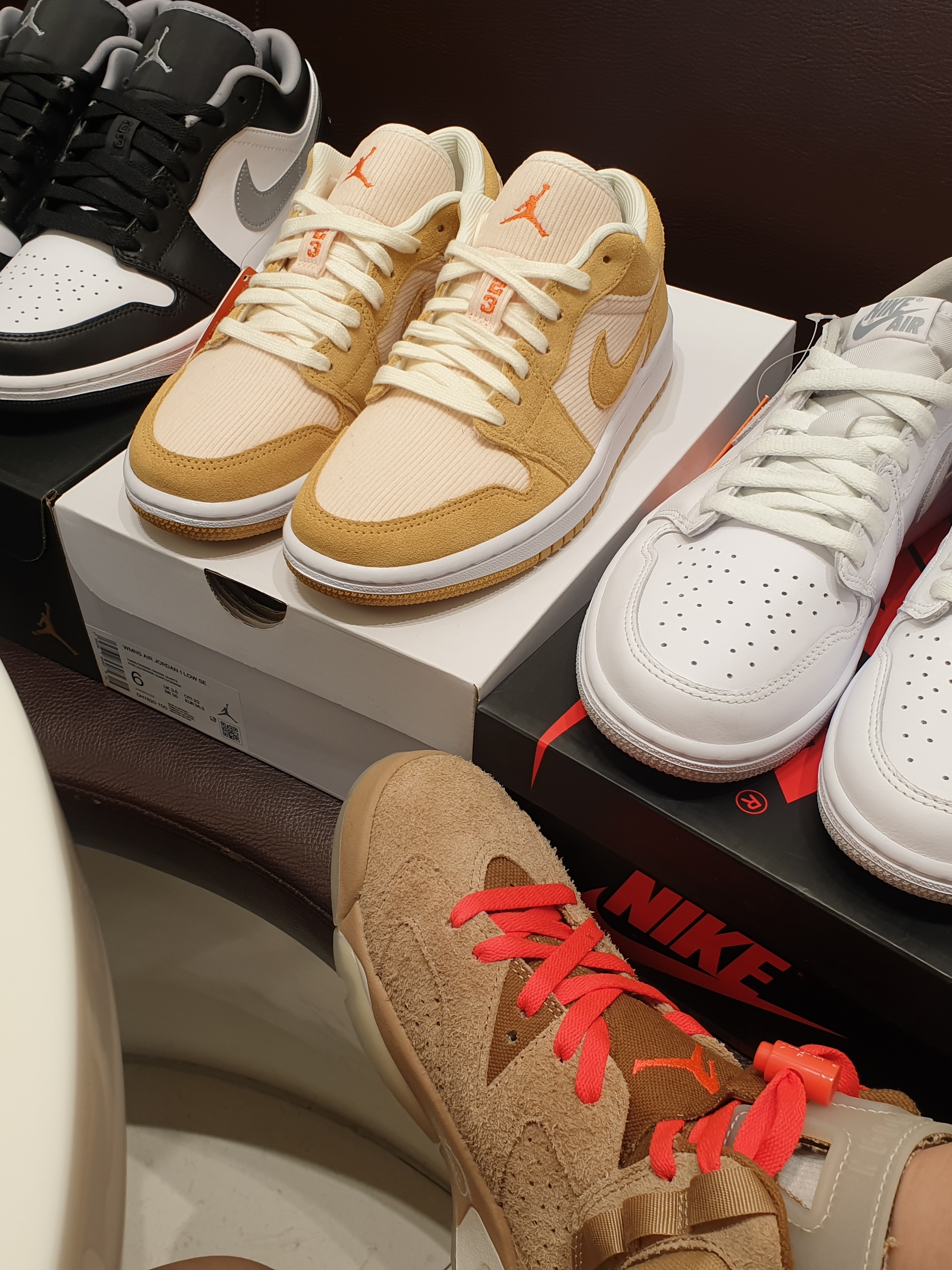 Jordan 6 x Travis Scott Retro SP British Khaki, Jordan 1 Retro High OG Shadow 2.0 착용 스타일 - 5