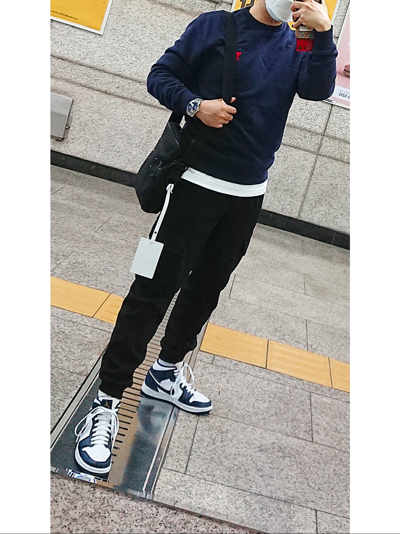Jordan 1 Mid White Metallic Gold Obsidian 착용 스타일