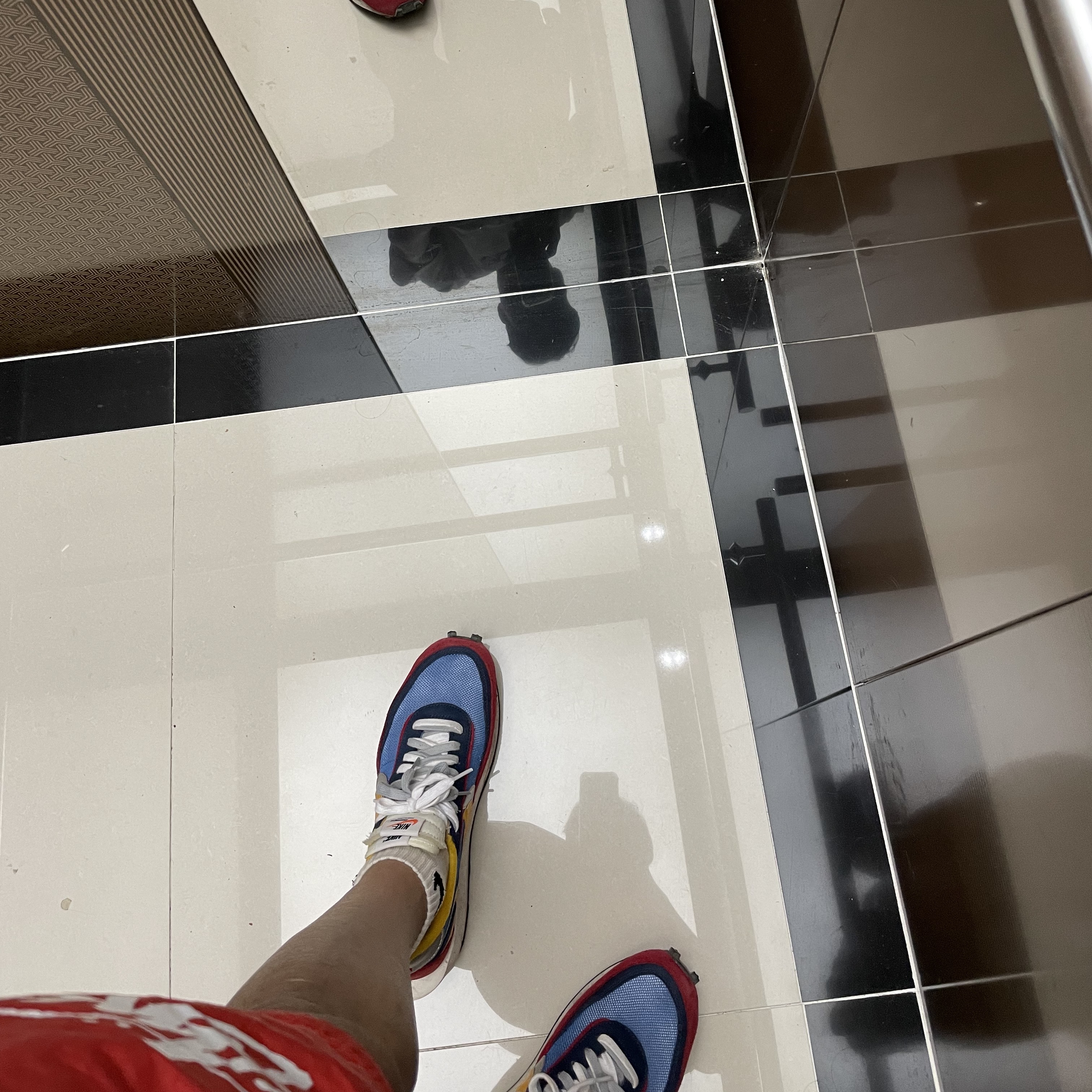 Nike x Sacai LDWaffle Blue Multi, Nike x Stussy Water Shorts Habanero Red 착용 스타일 - 2