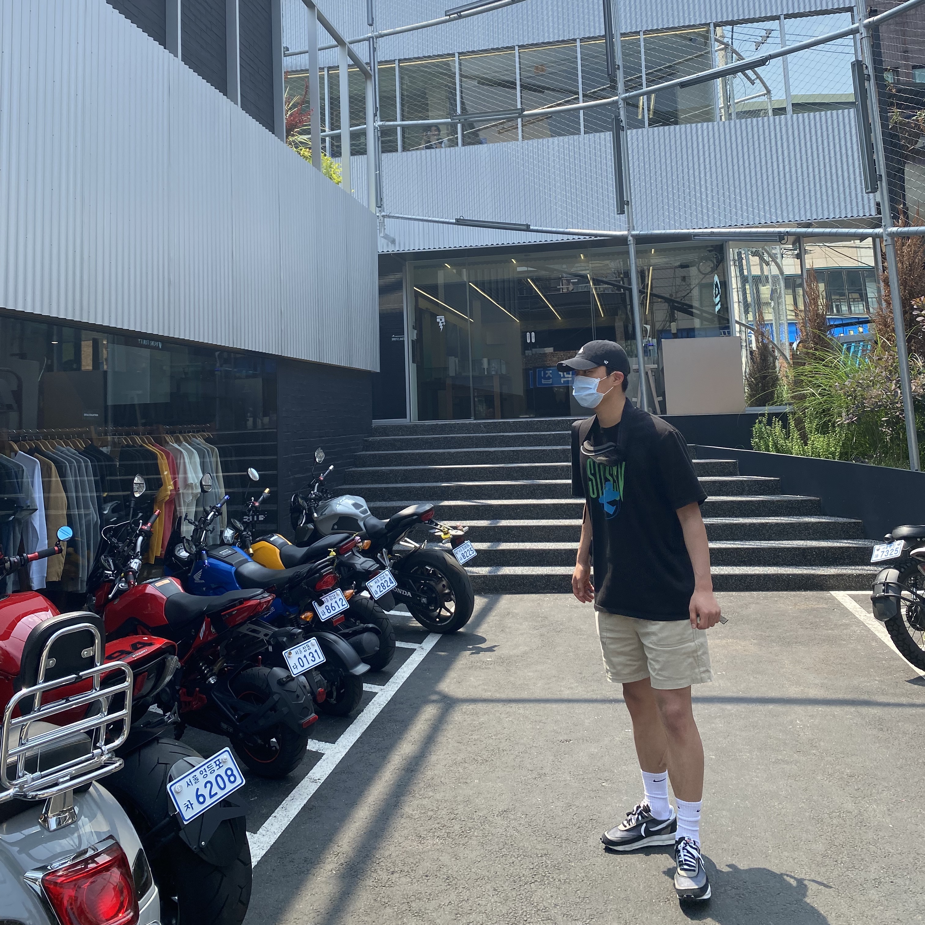 Nike x Sacai LDWaffle Black, Stussy Surfman Pig. Dyed T-Shirt Black 착용 스타일