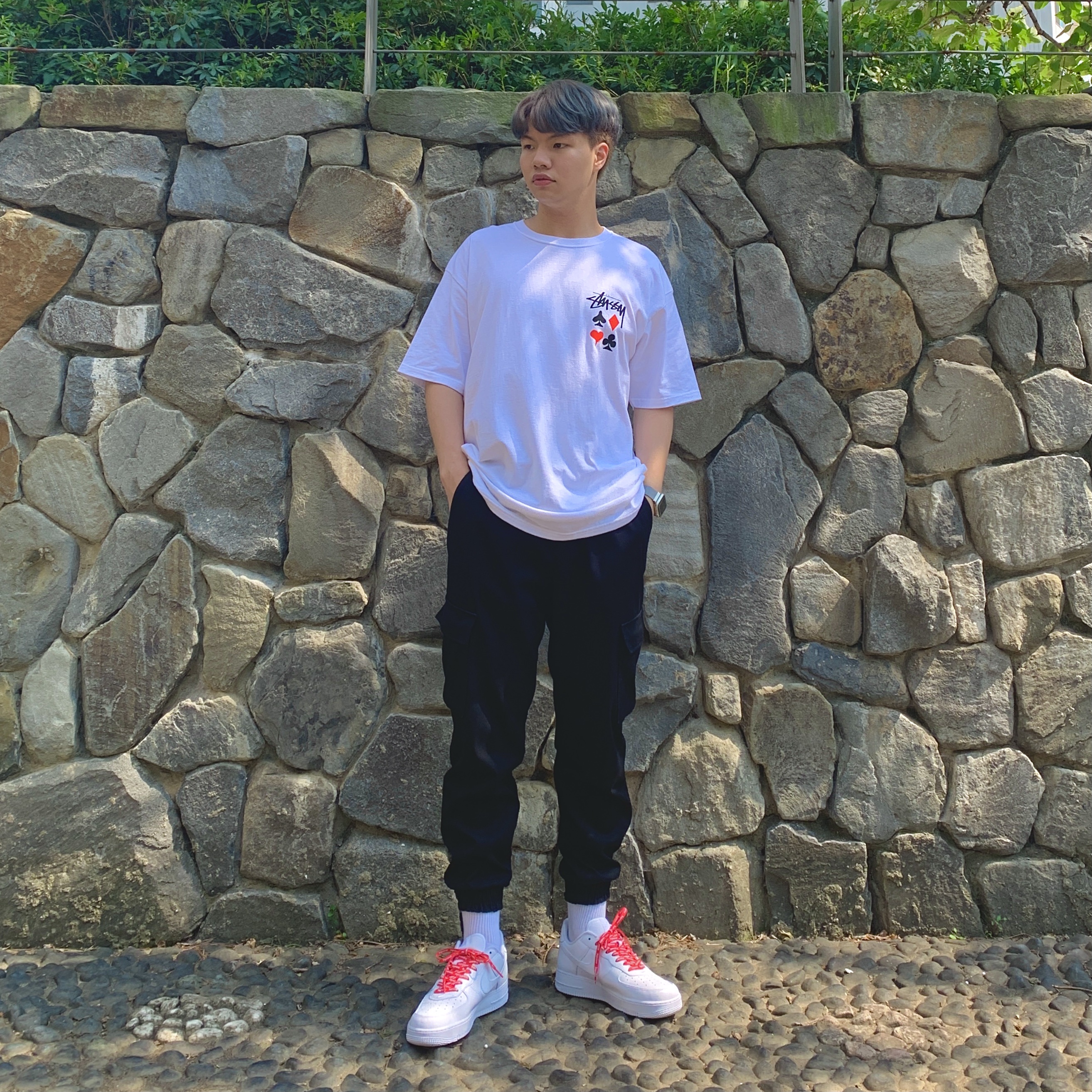 Nike x Supreme Air Force 1 Low White, Stussy Full Deck 2 T-Shirt White 착용 스타일 - 2