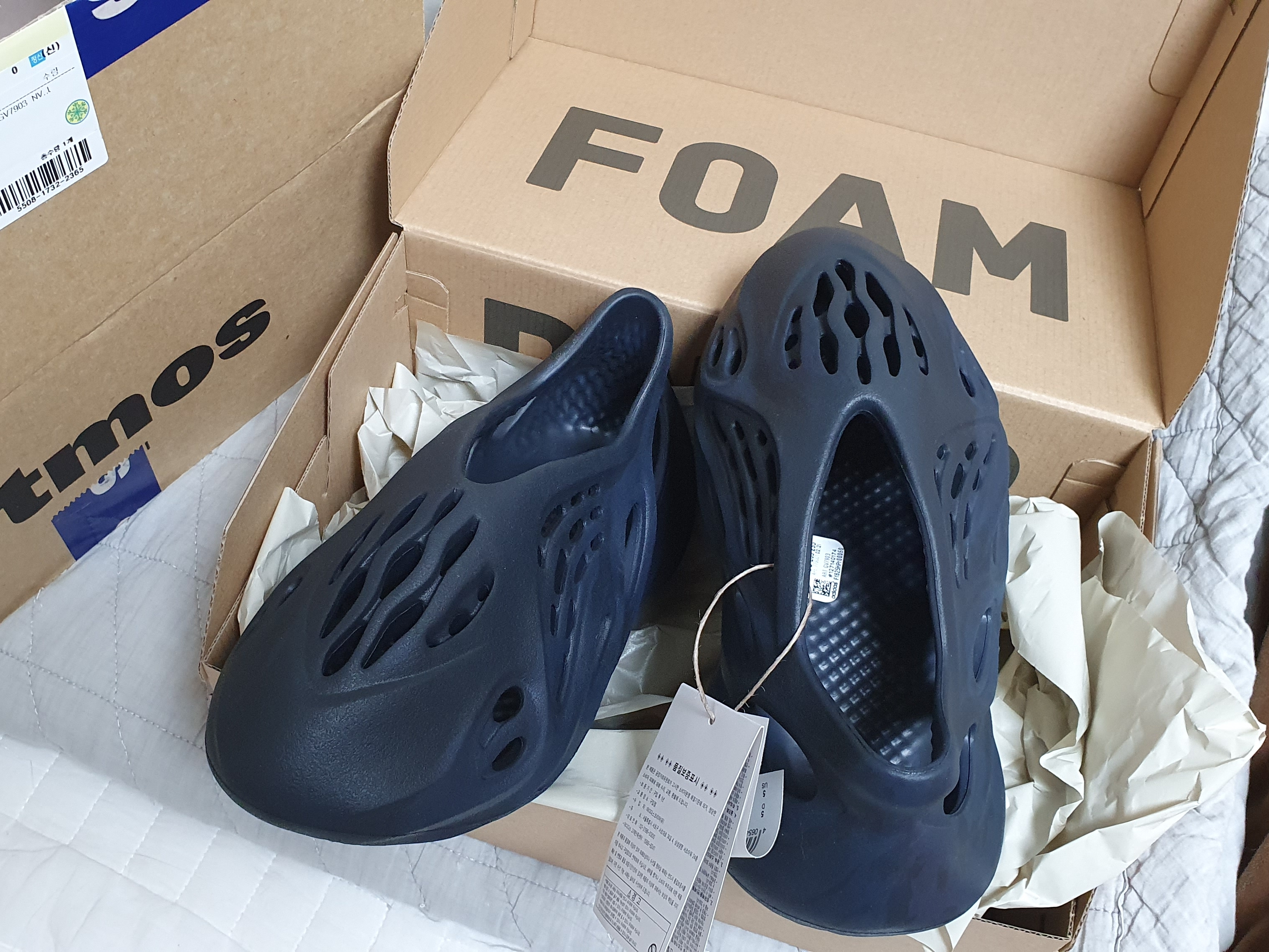 Adidas Yeezy Foam RNNR Mineral Blue 착용 스타일 - 1