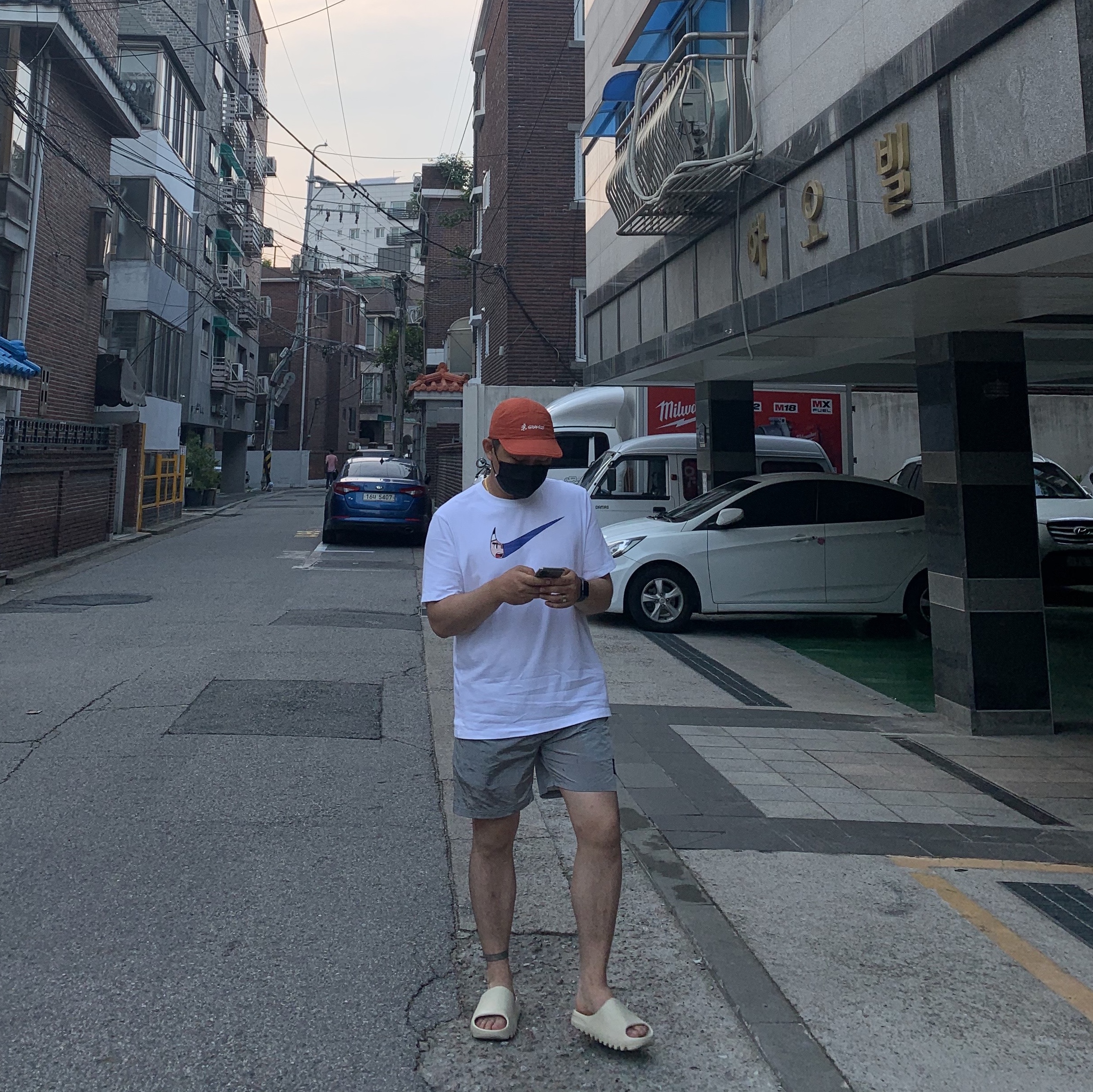 Adidas Yeezy Slide Pure 착용 스타일