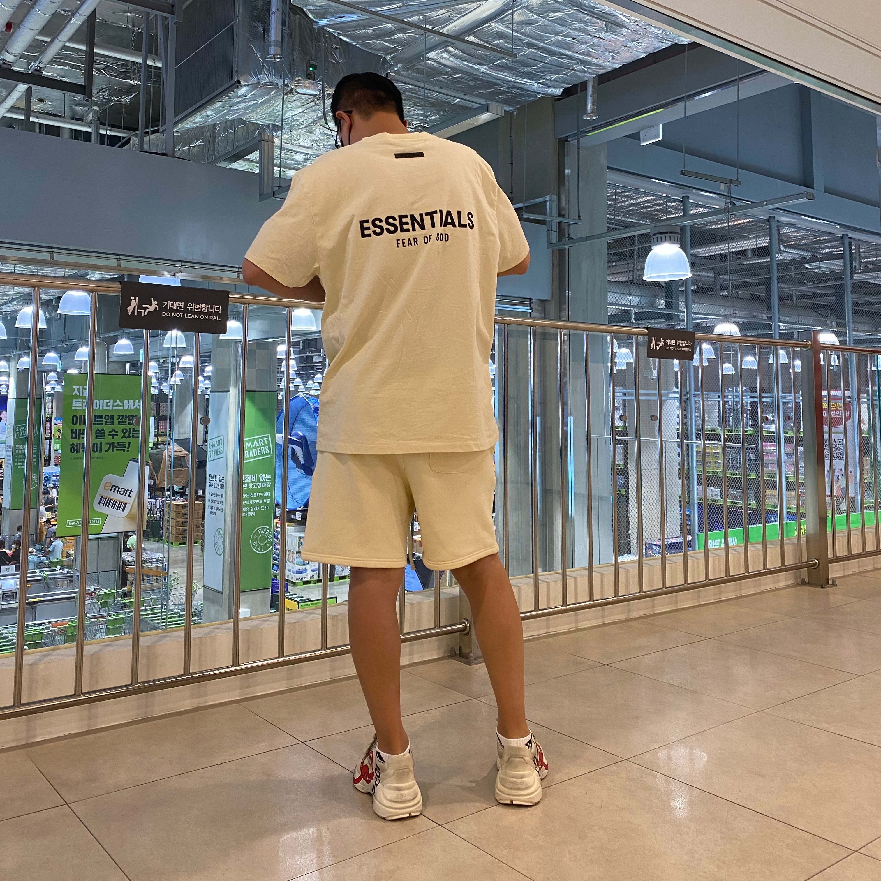 Essentials Sweatshorts Cream - 21SS, Essentials T-Shirt Cream - 21SS 착용 스타일
