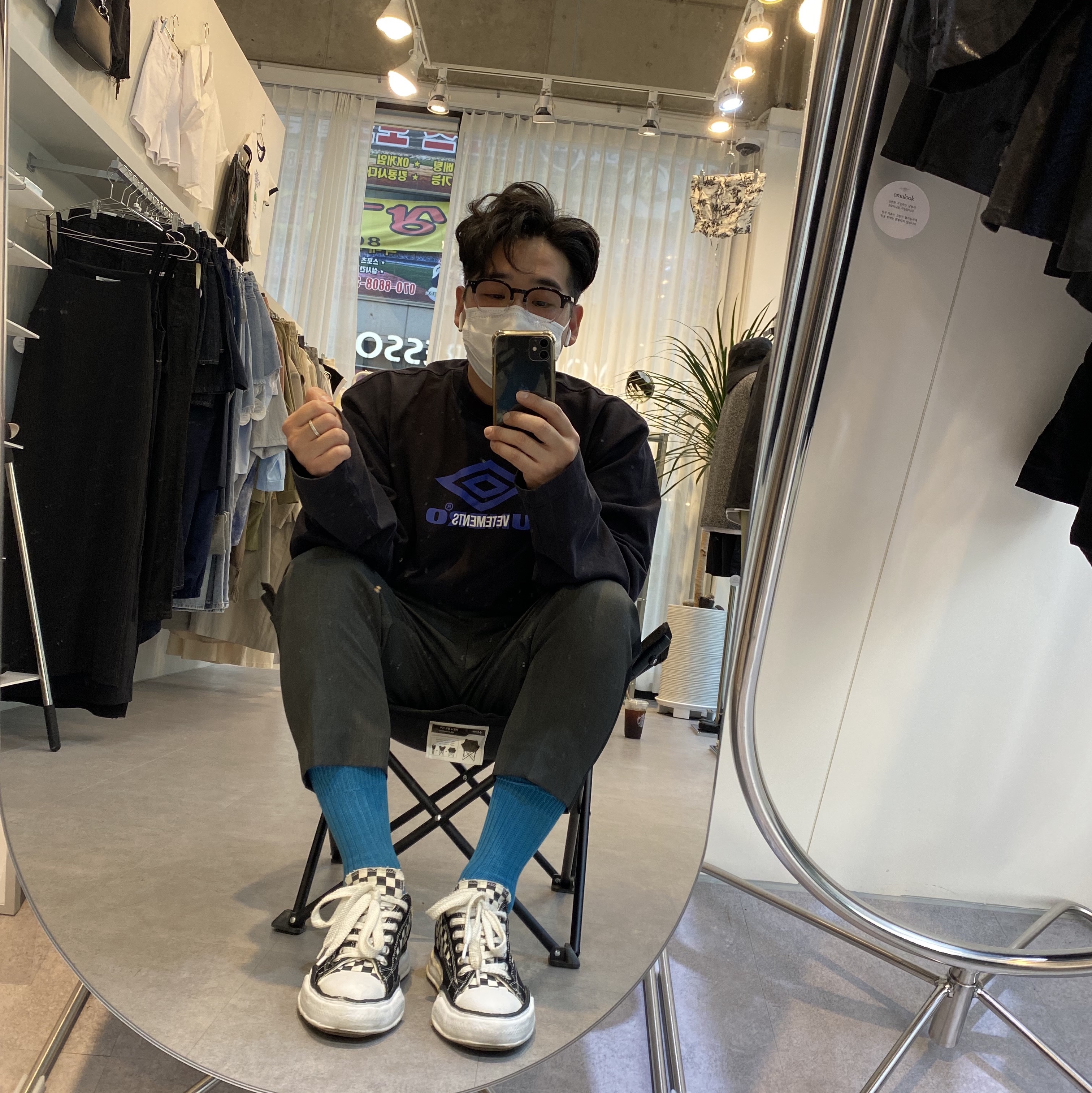 Maison Mihara Yasuhiro Peterson OG Sole Canvas Low Sneakers Black White 착용 스타일 - 1