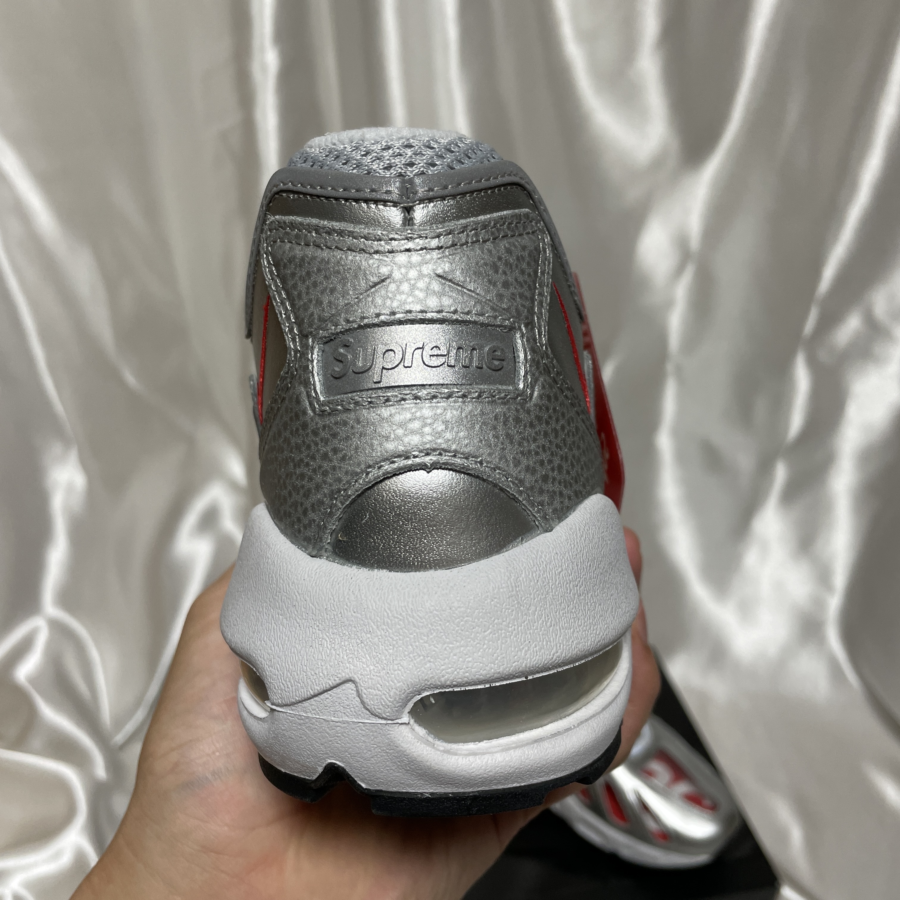 Nike x Supreme Air Max 96 Metallic Silver 착용 스타일 - 5