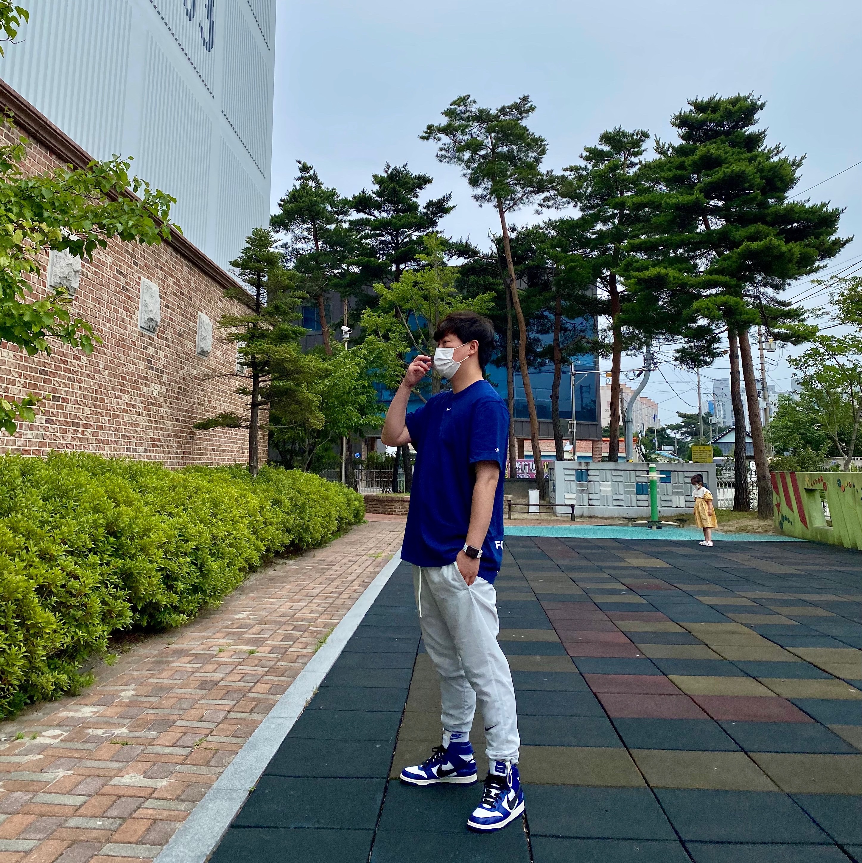 Nike x Ambush Dunk High Deep Royal Blue, Nike x Drake Nocta Cardinal Stock Essential T-Shirt Navy - Asia 착용 스타일