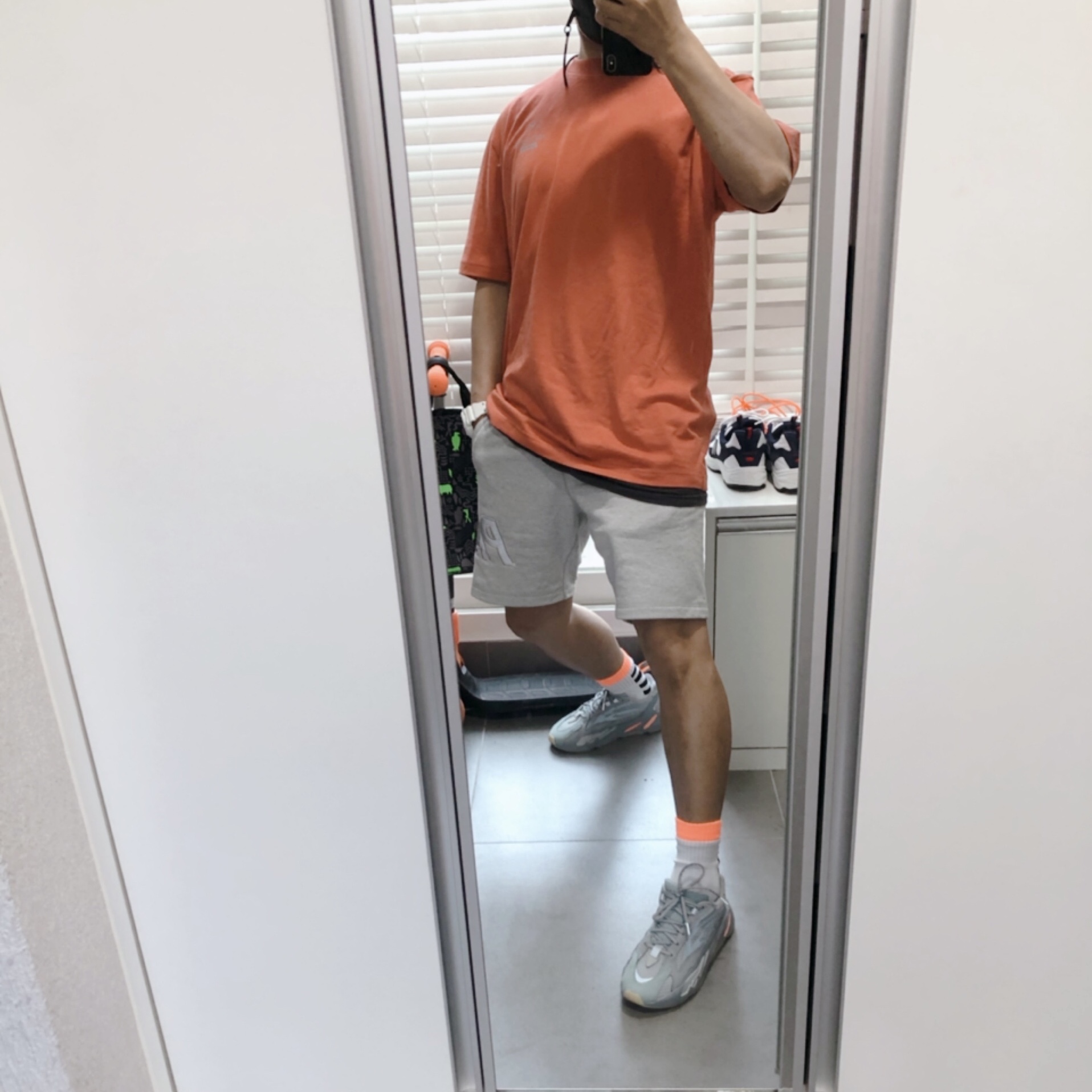Adidas Yeezy Boost 700 V2 Inertia, Palace x Arc'teryx T-Shirt Ochre - 20FW 착용 스타일 - 1