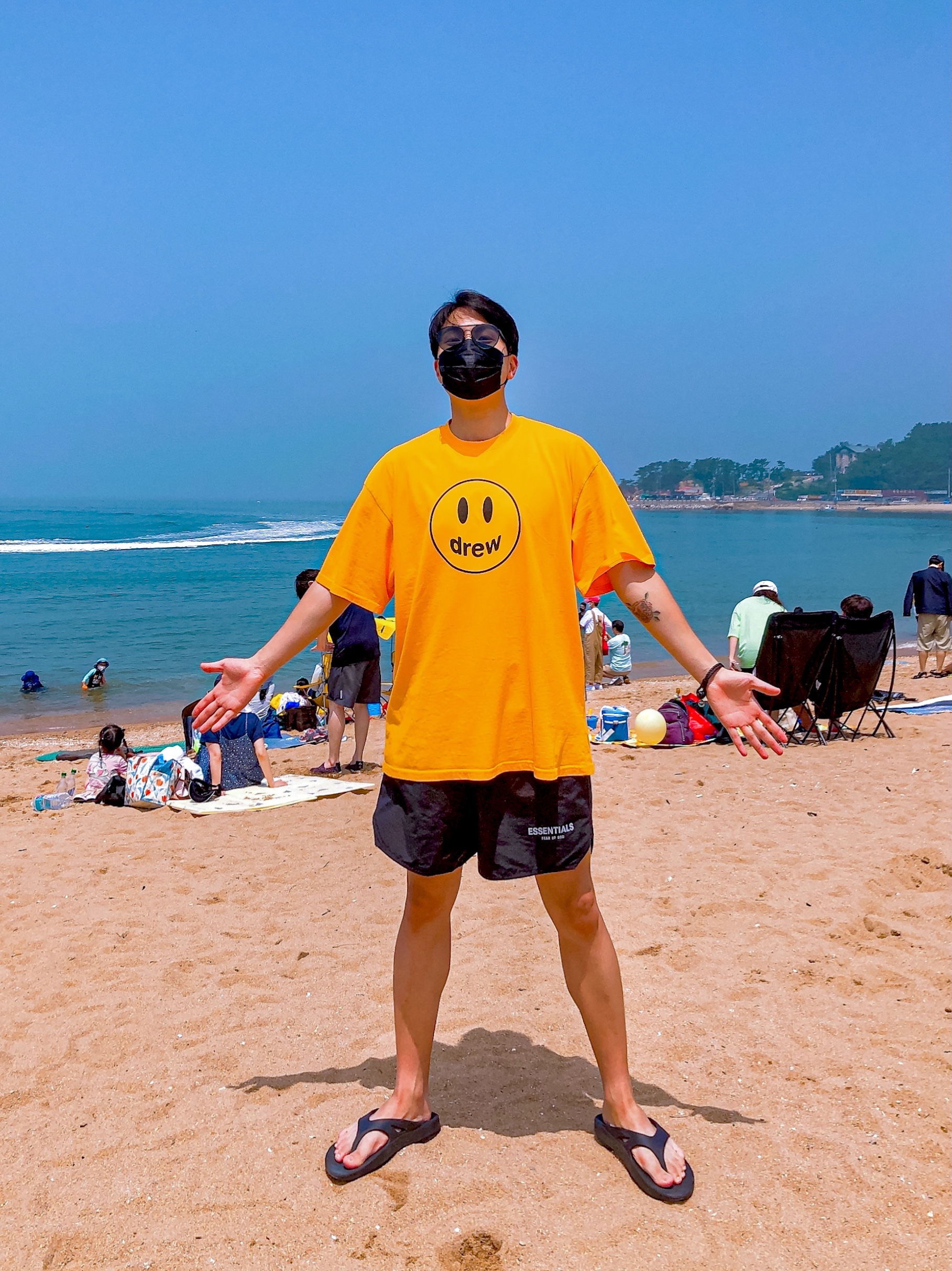 Oofos OOriginal Black, Essentials Volley Shorts Black - 20FW 착용 스타일
