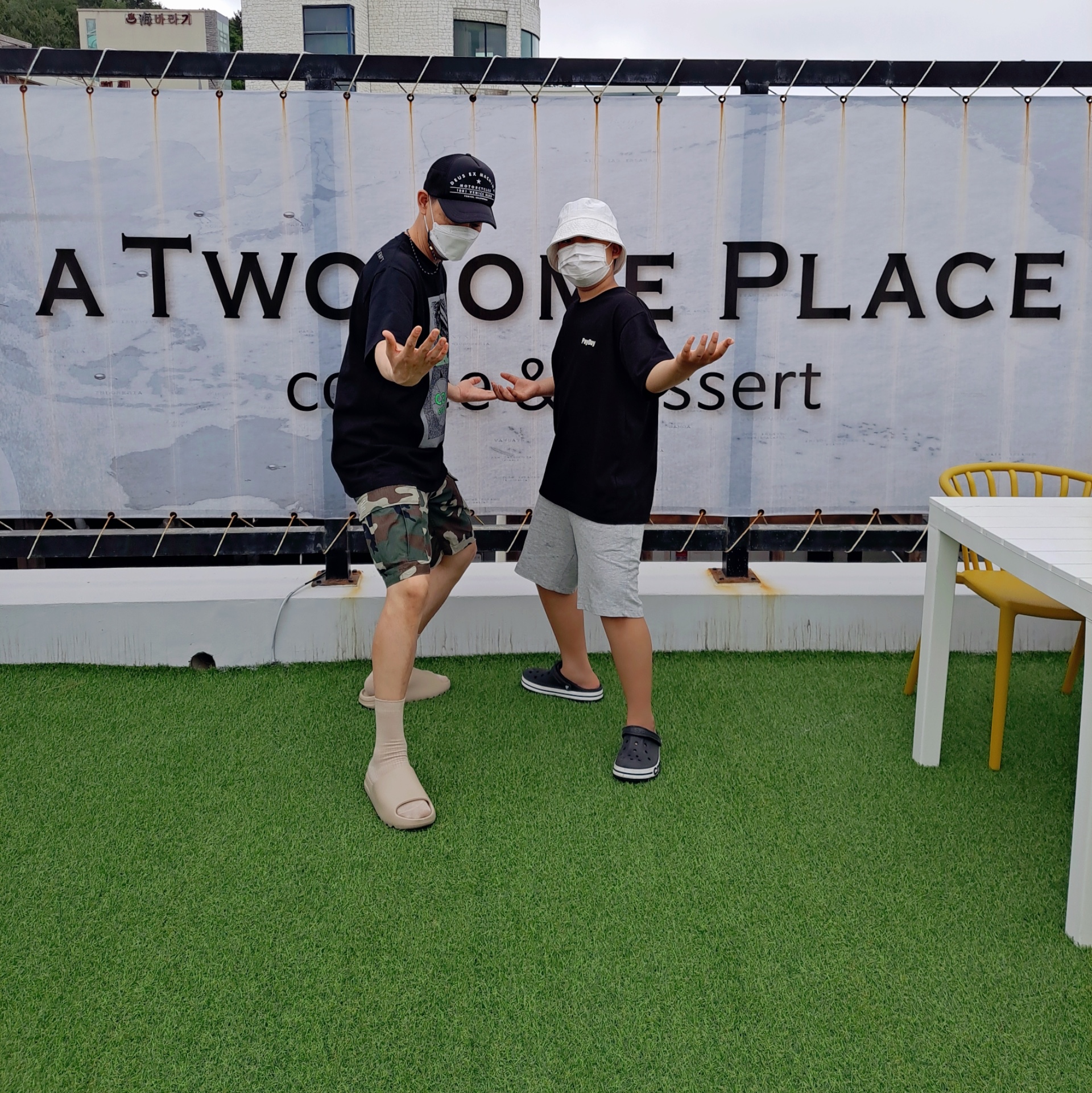 Adidas Yeezy Slide Pure 착용 스타일 - 3