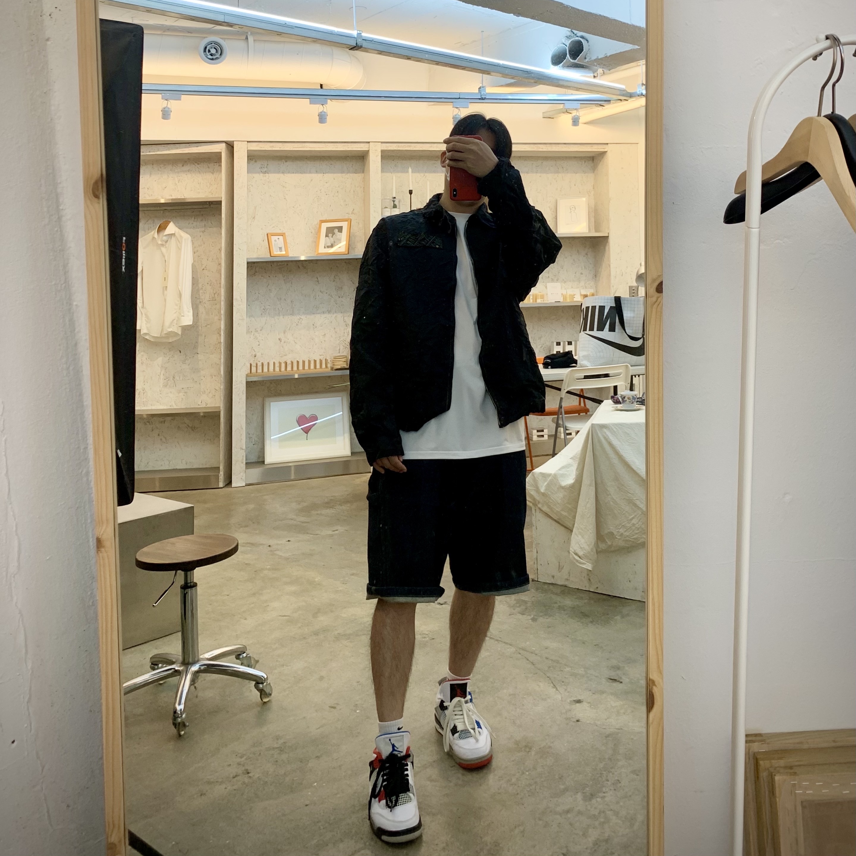 Jordan 4 Retro What The 4, IAB Studio x Asics White Running T-Shirt 착용 스타일