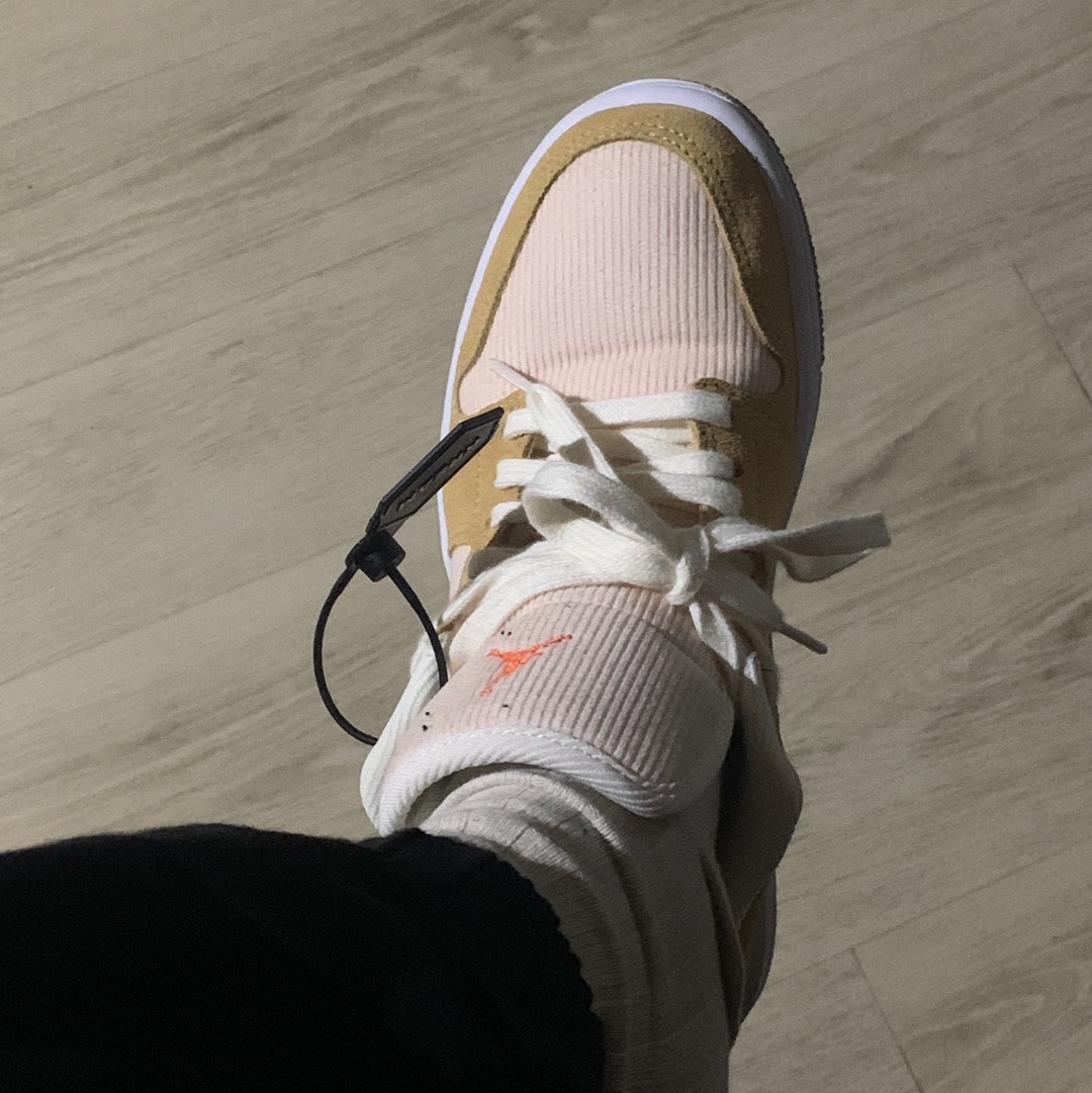(W) Jordan 1 Low SE Corduroy Tan 착용 스타일