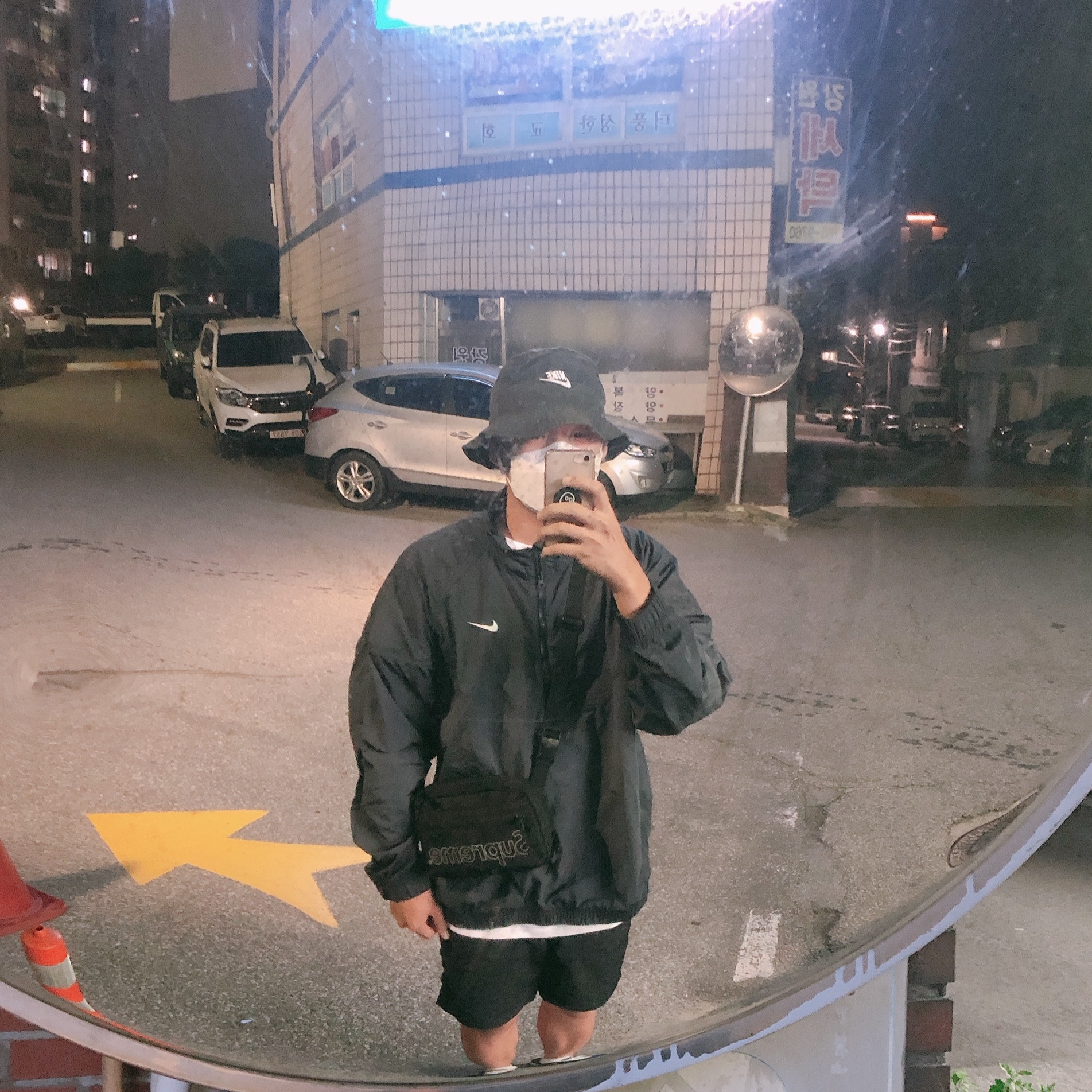 Nike x Stussy Windrunner Jacket Off Noir, Supreme Shoulder Bag Black - 18FW 착용 스타일