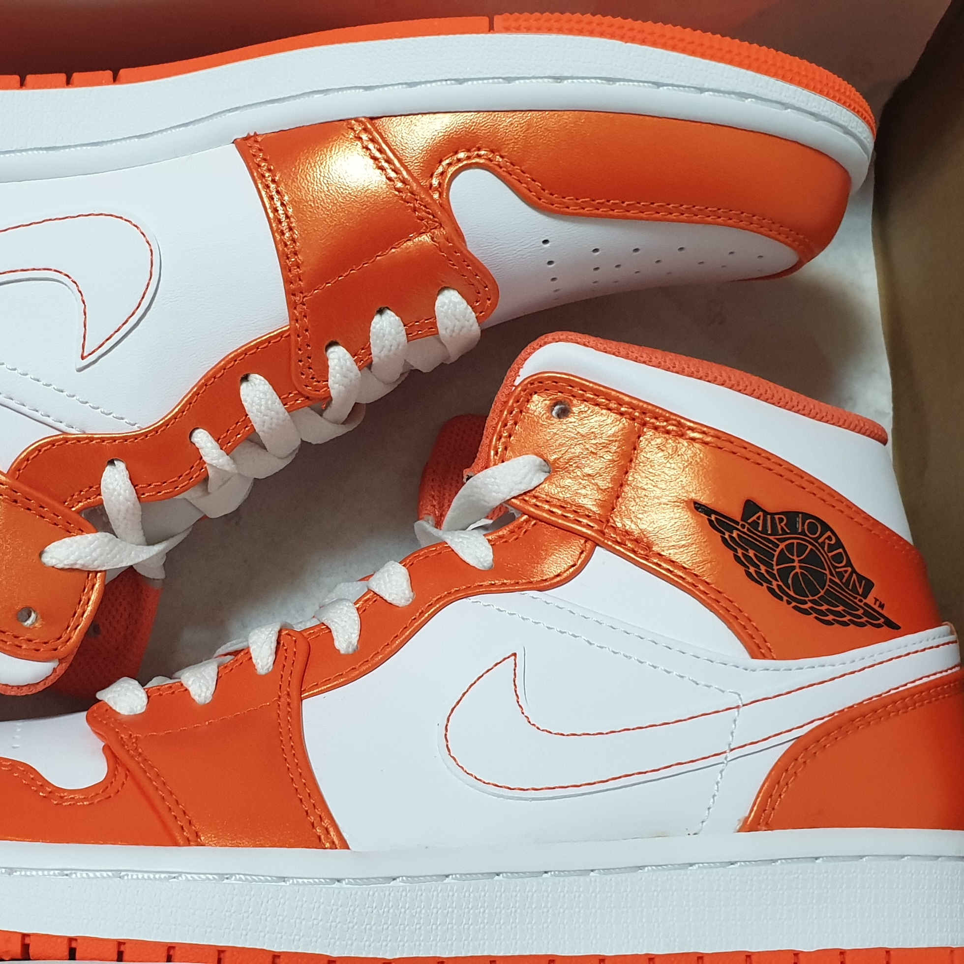 Jordan 1 Mid SE Electro Orange 착용 스타일 - 2
