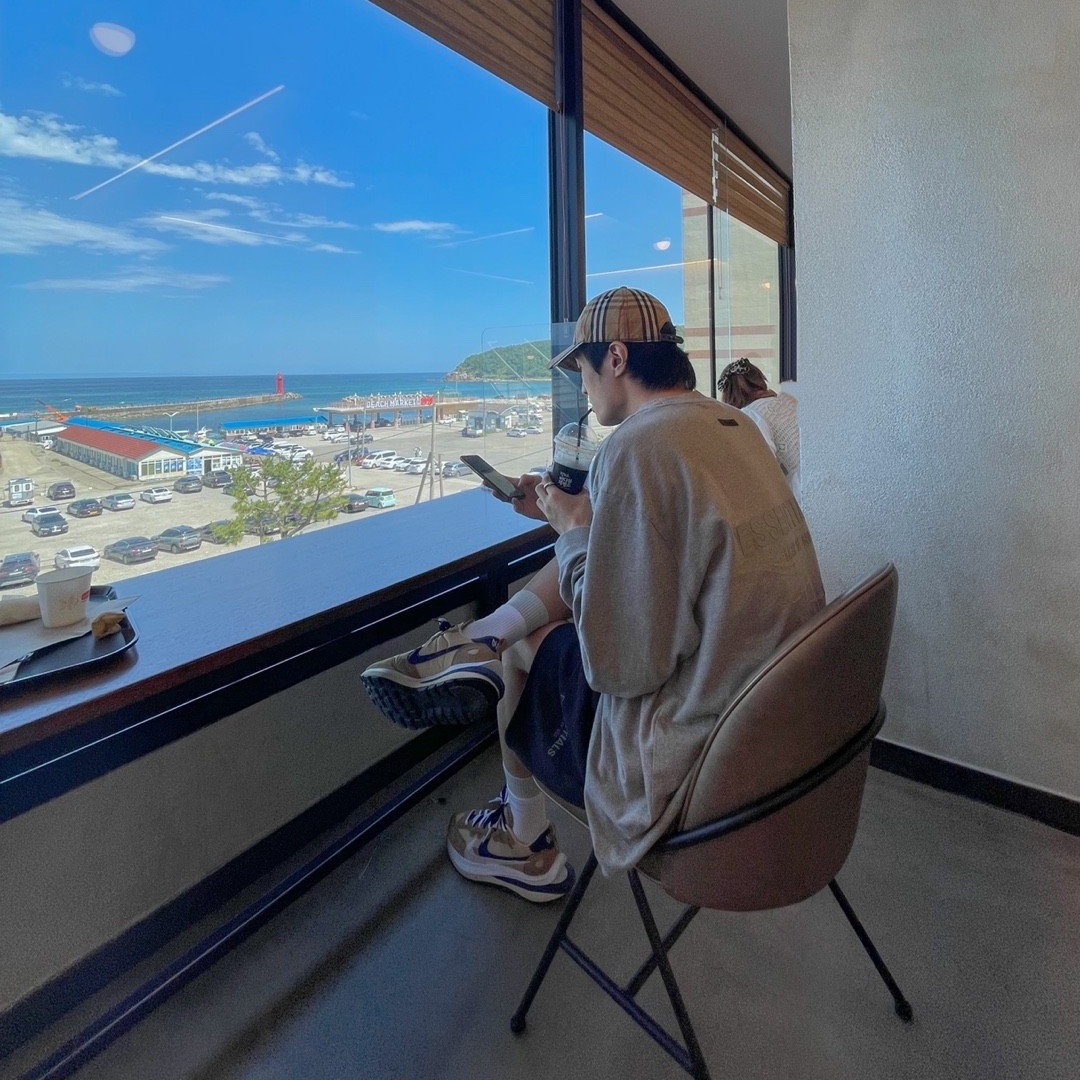 Nike x Sacai VaporWaffle Sesame and Blue Void, Essentials Sweatshorts Black 2020 착용 스타일
