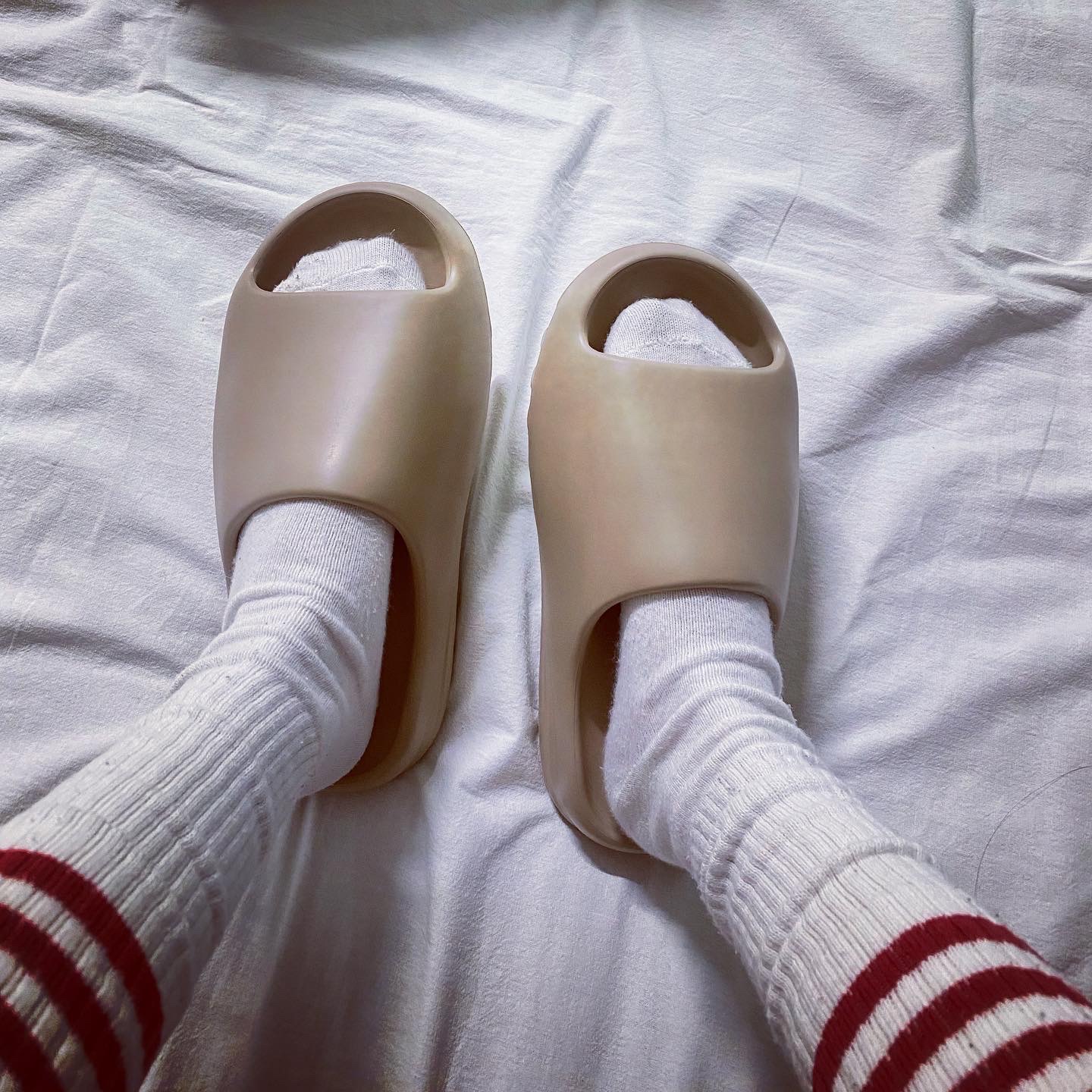 Adidas Yeezy Slide Pure 착용 스타일 - 3