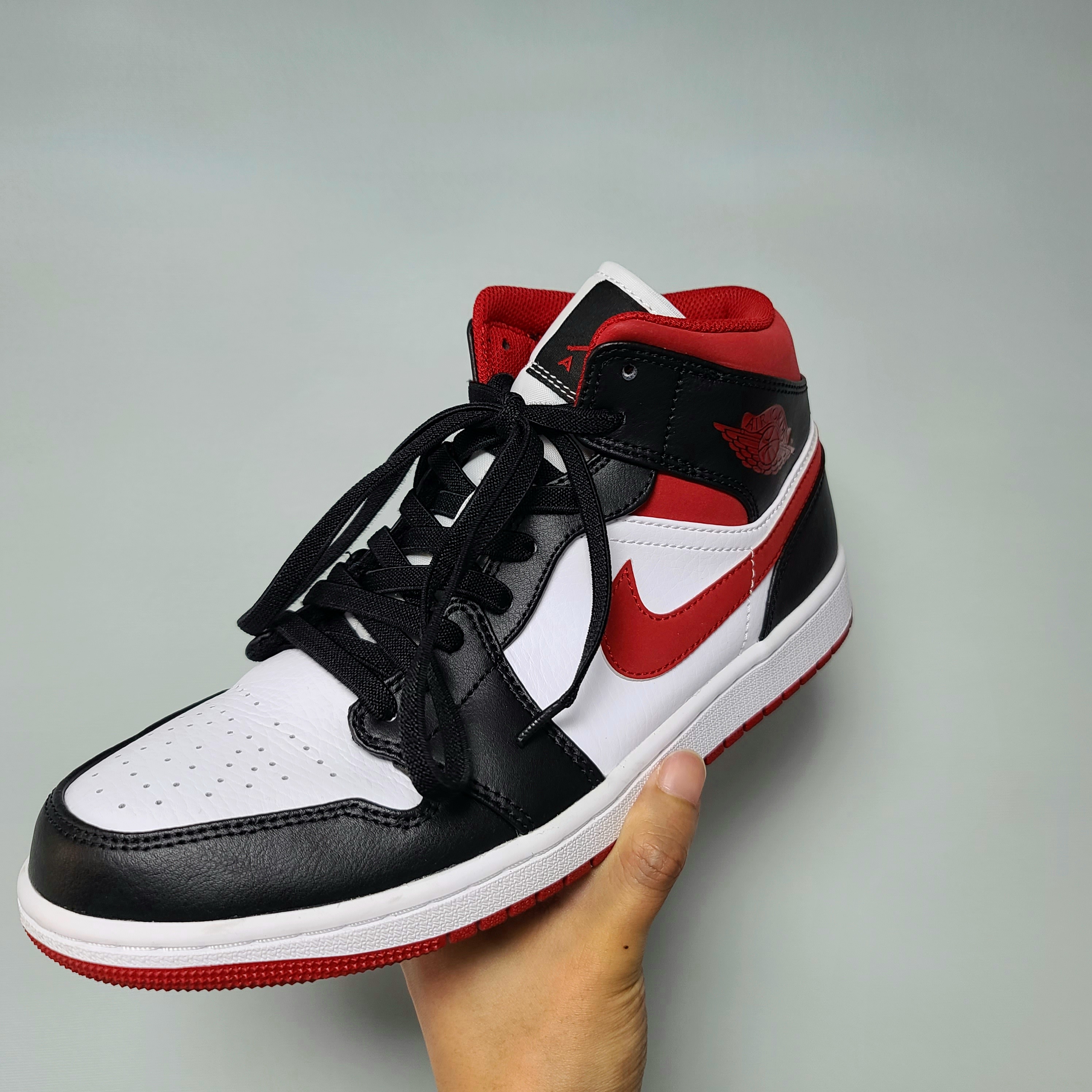Jordan 1 Mid Gym Red Black White 착용 스타일 - 4