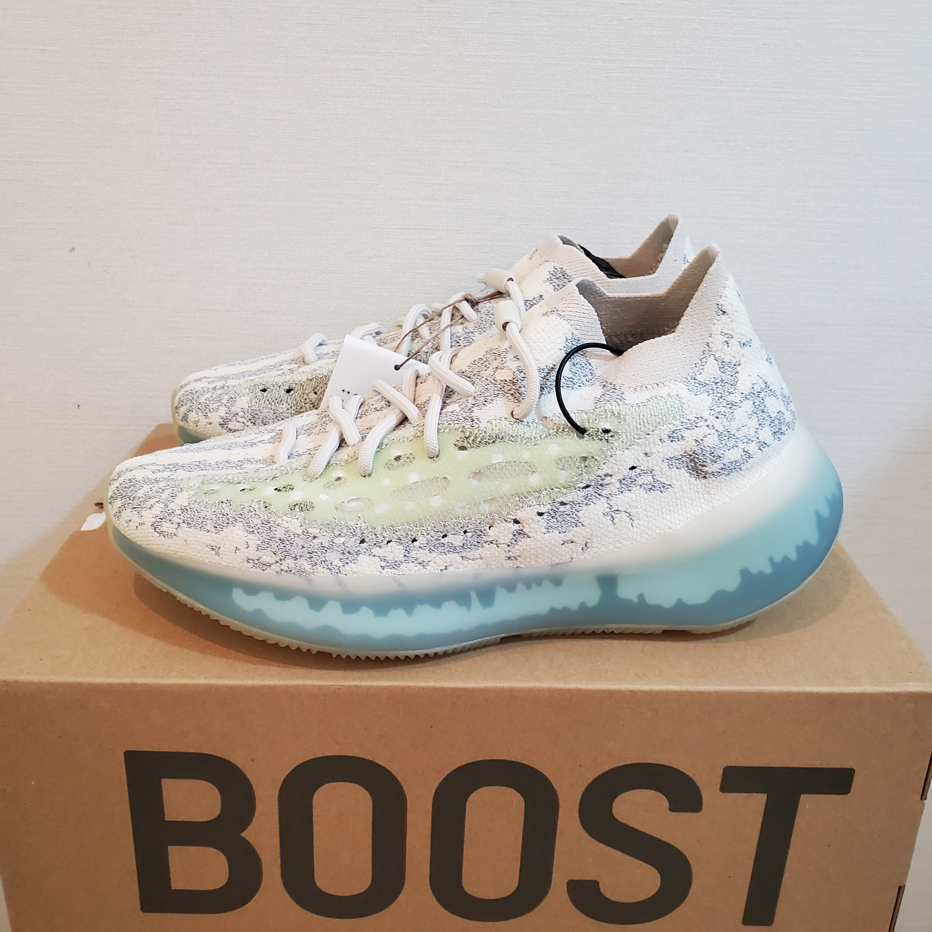 Adidas Yeezy Boost 380 Alien Blue - Reflective 착용 스타일