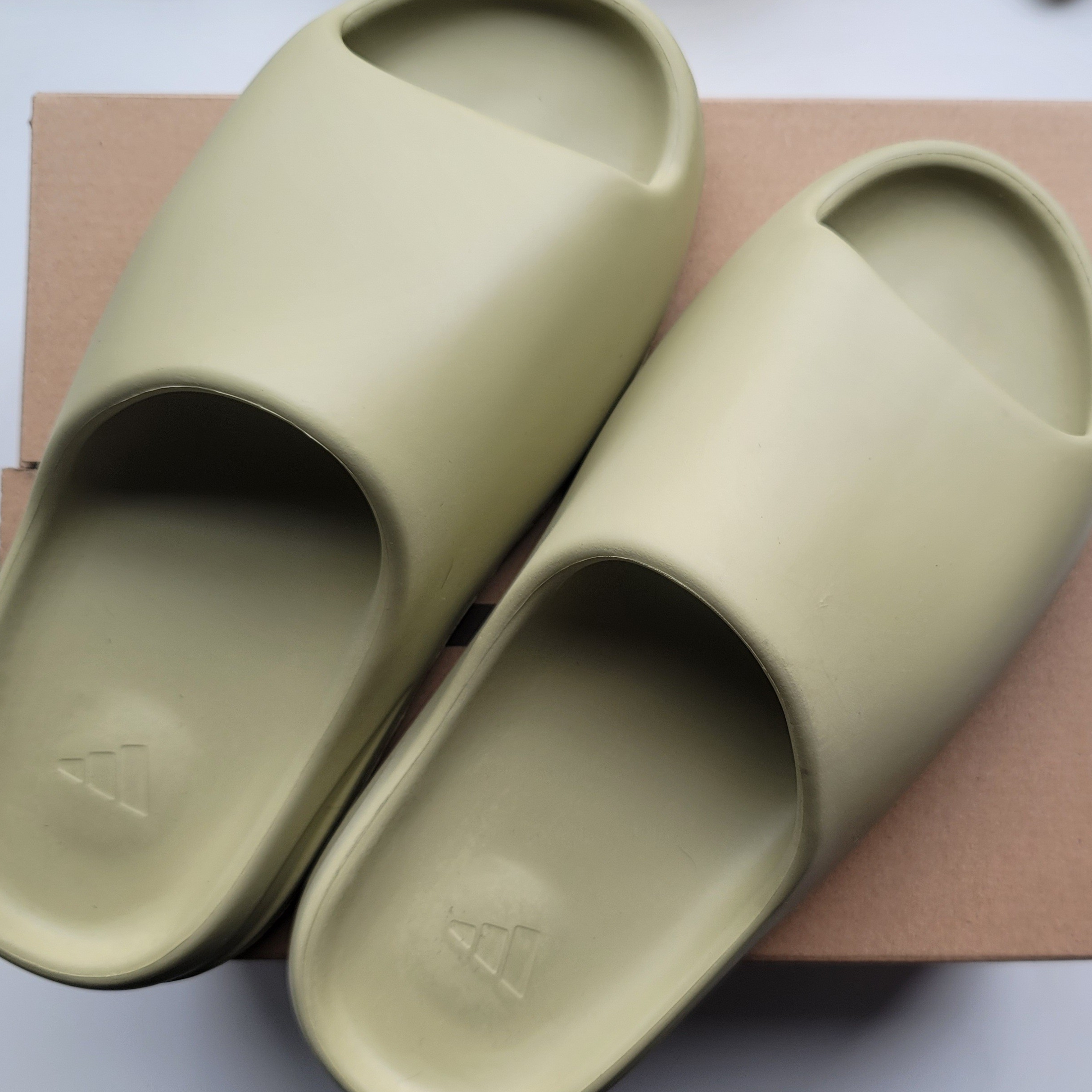 Adidas Yeezy Slide Resin 2021, Adidas Yeezy Slide Pure 착용 스타일 - 5