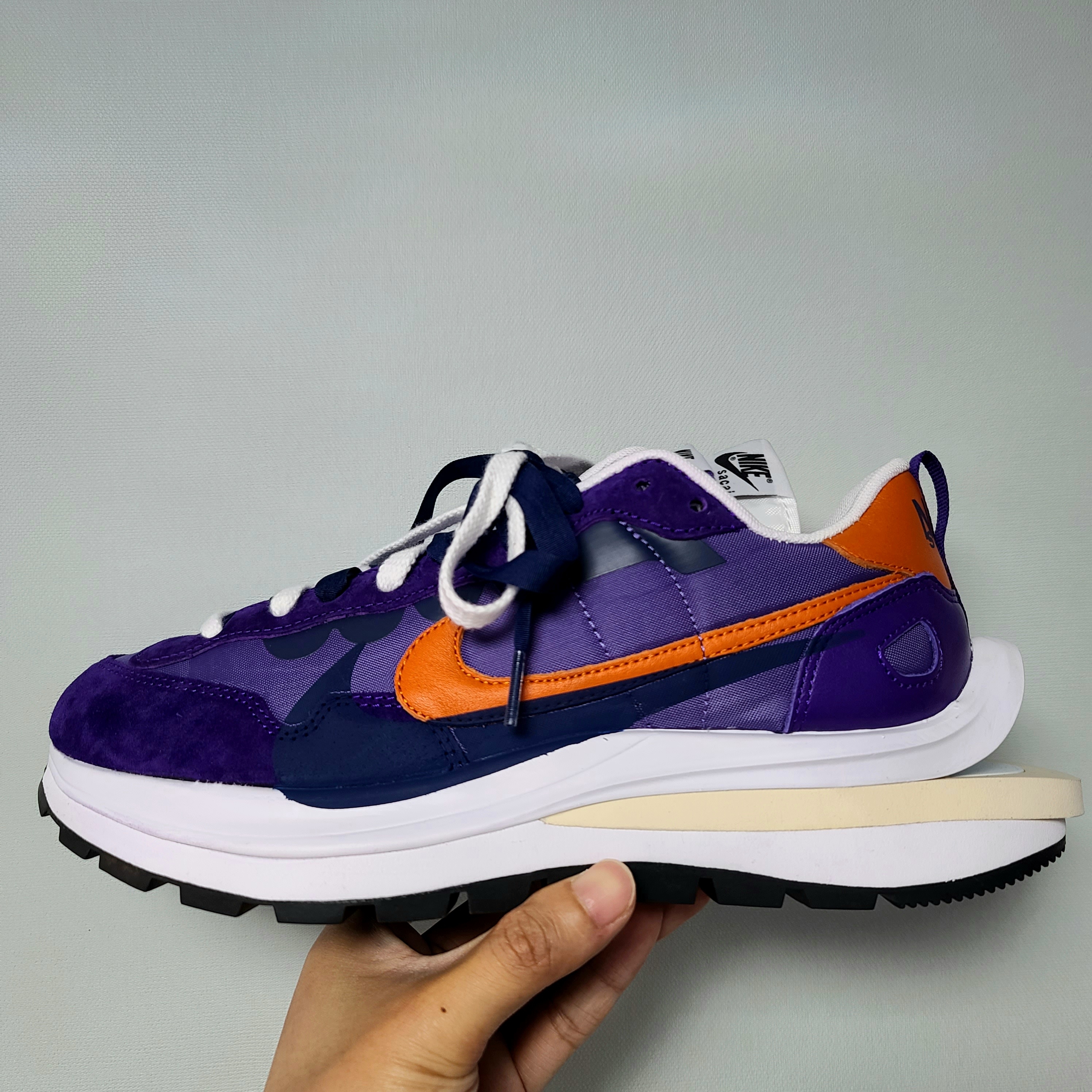 Nike x Sacai VaporWaffle Dark Iris 착용 스타일 - 3