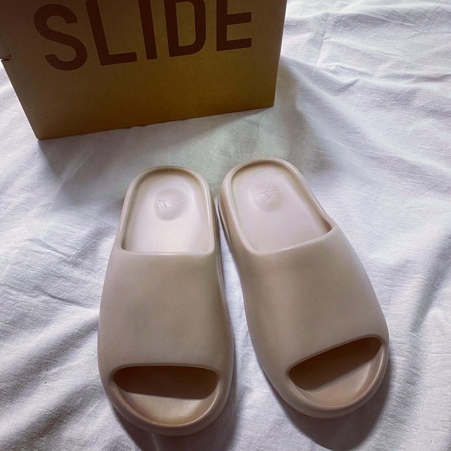 Adidas Yeezy Slide Pure 착용 스타일 - 4