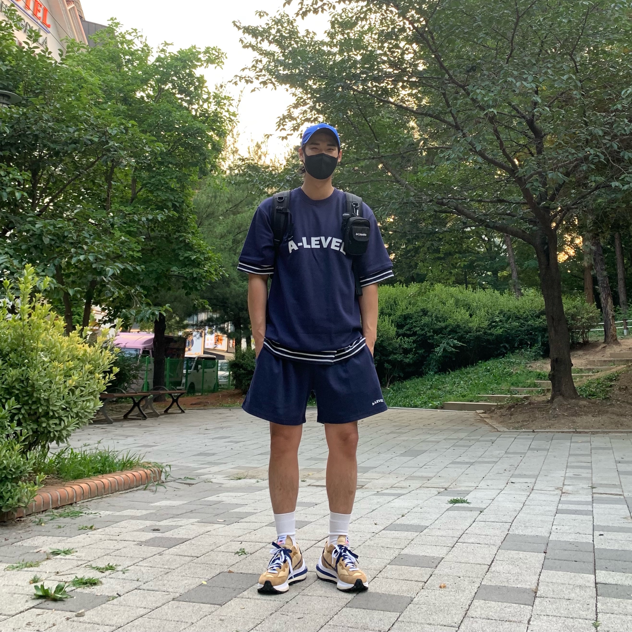 Nike x Sacai VaporWaffle Sesame and Blue Void 착용 스타일 - 2