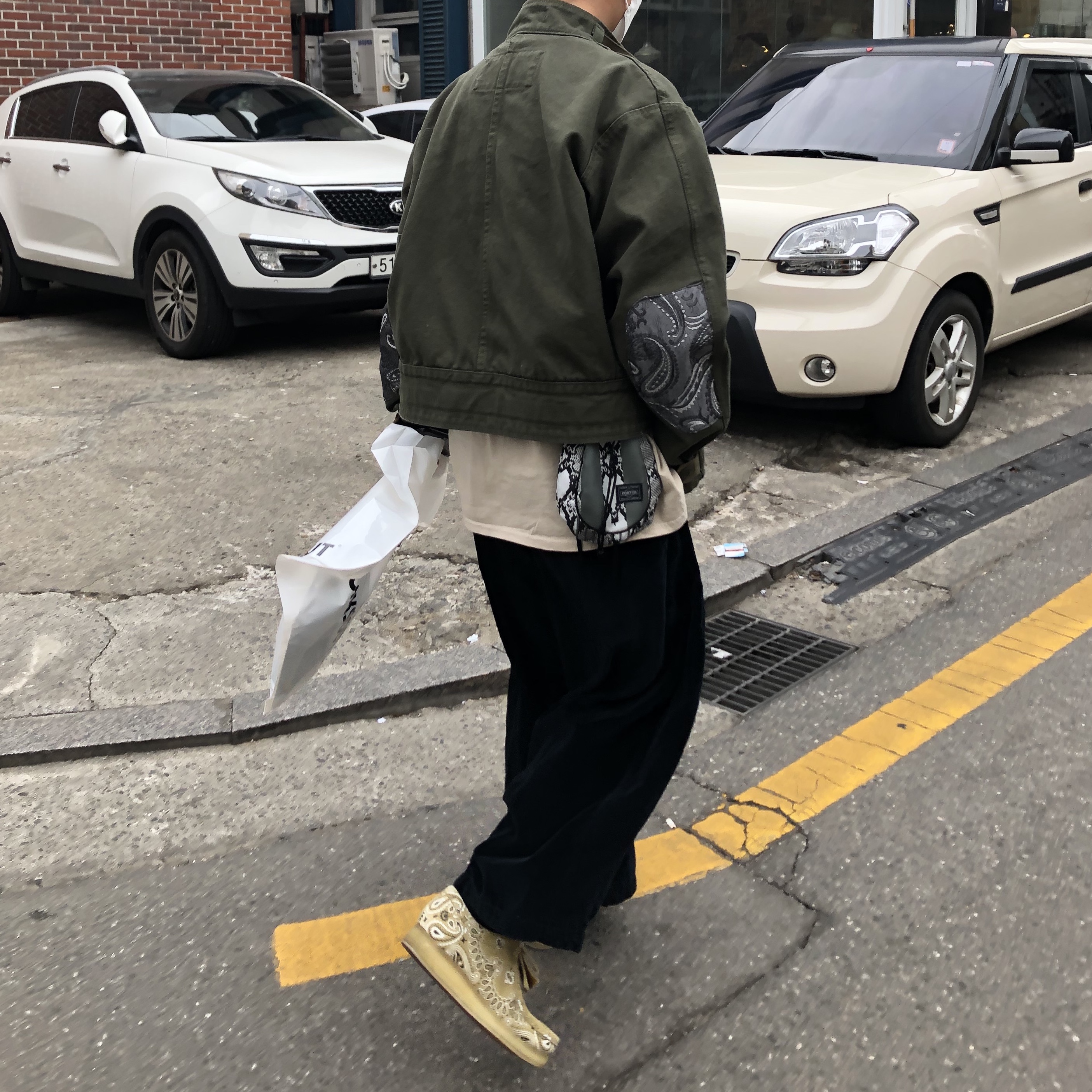 Clarks x Supreme Wallabee Bandana Khaki 착용 스타일 - 1