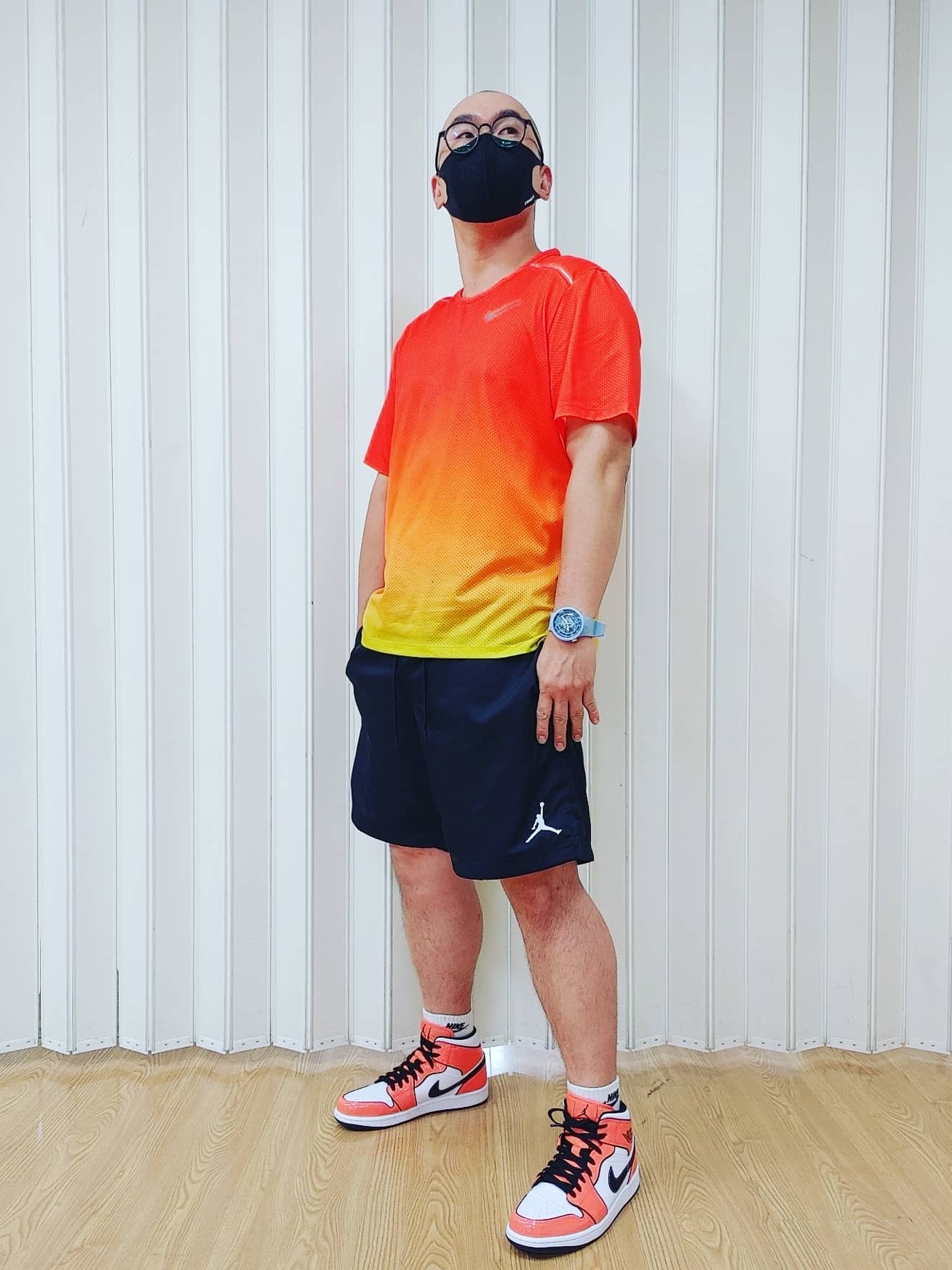 Jordan 1 Mid SE Turf Orange 착용 스타일 - 1