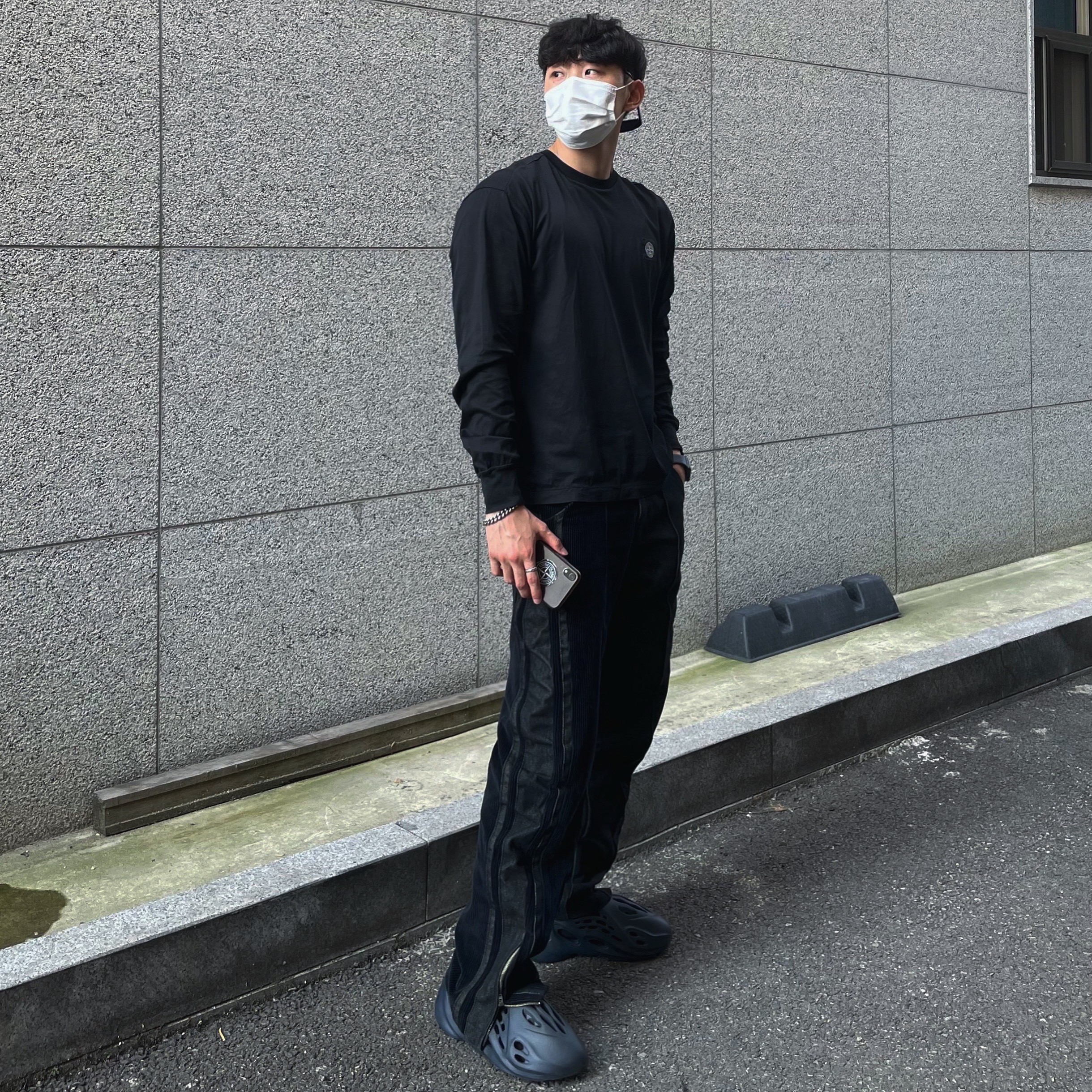 Adidas Yeezy Foam RNNR Mineral Blue 착용 스타일
