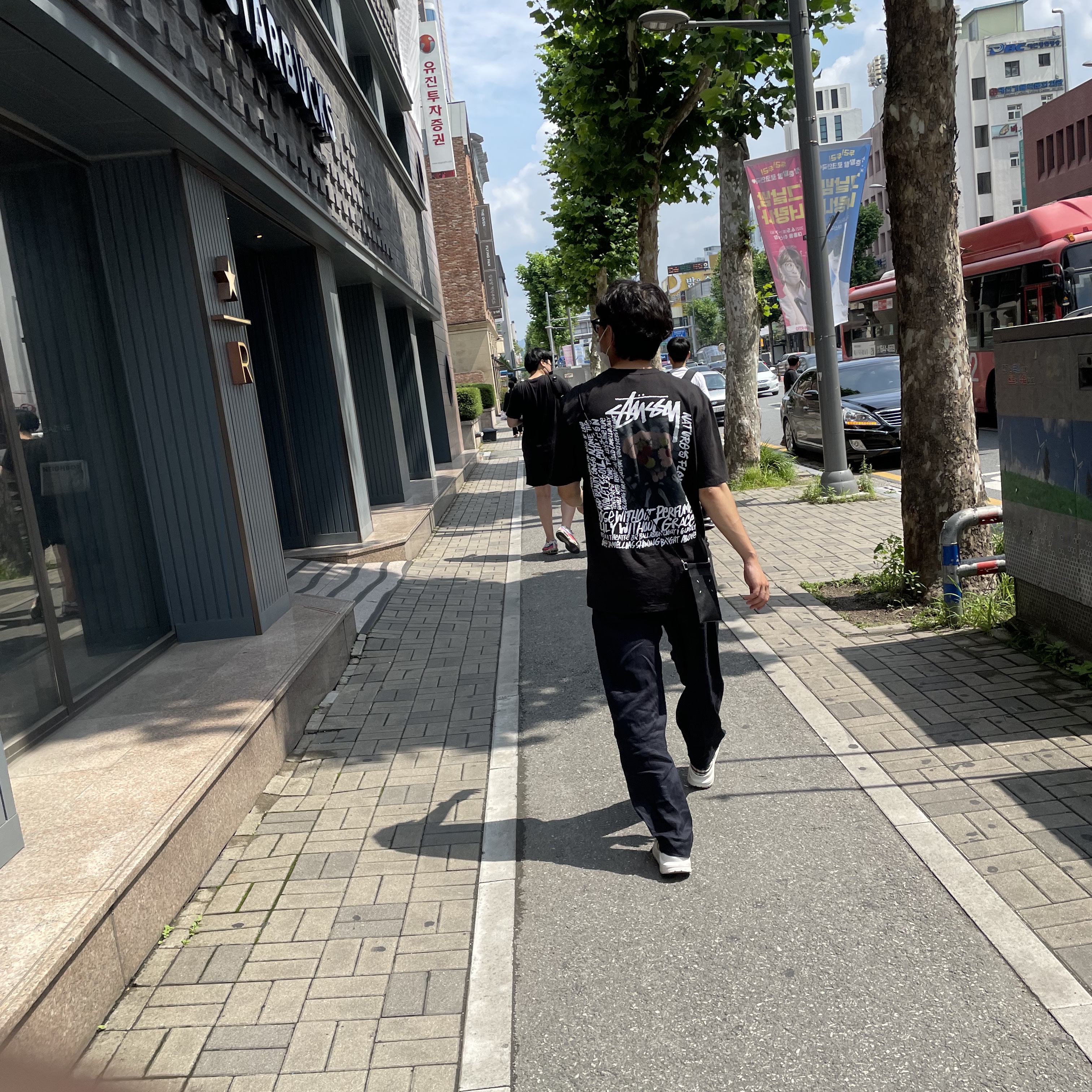 Stussy Camellias Pig. Dyed T-Shirt Black 착용 스타일